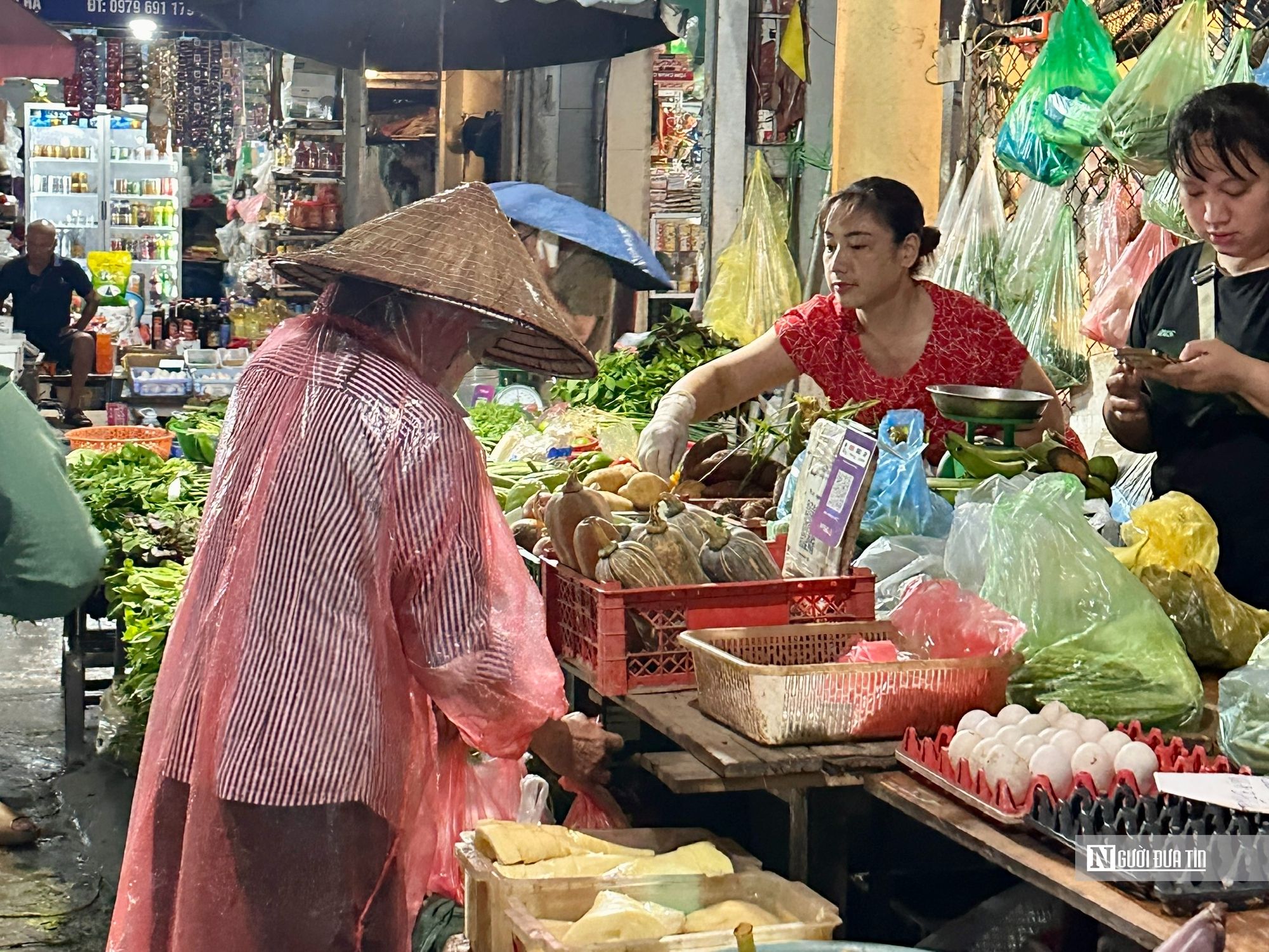 Hà Nội ngập lụt, giá rau xanh tăng nhẹ theo bão- Ảnh 1.