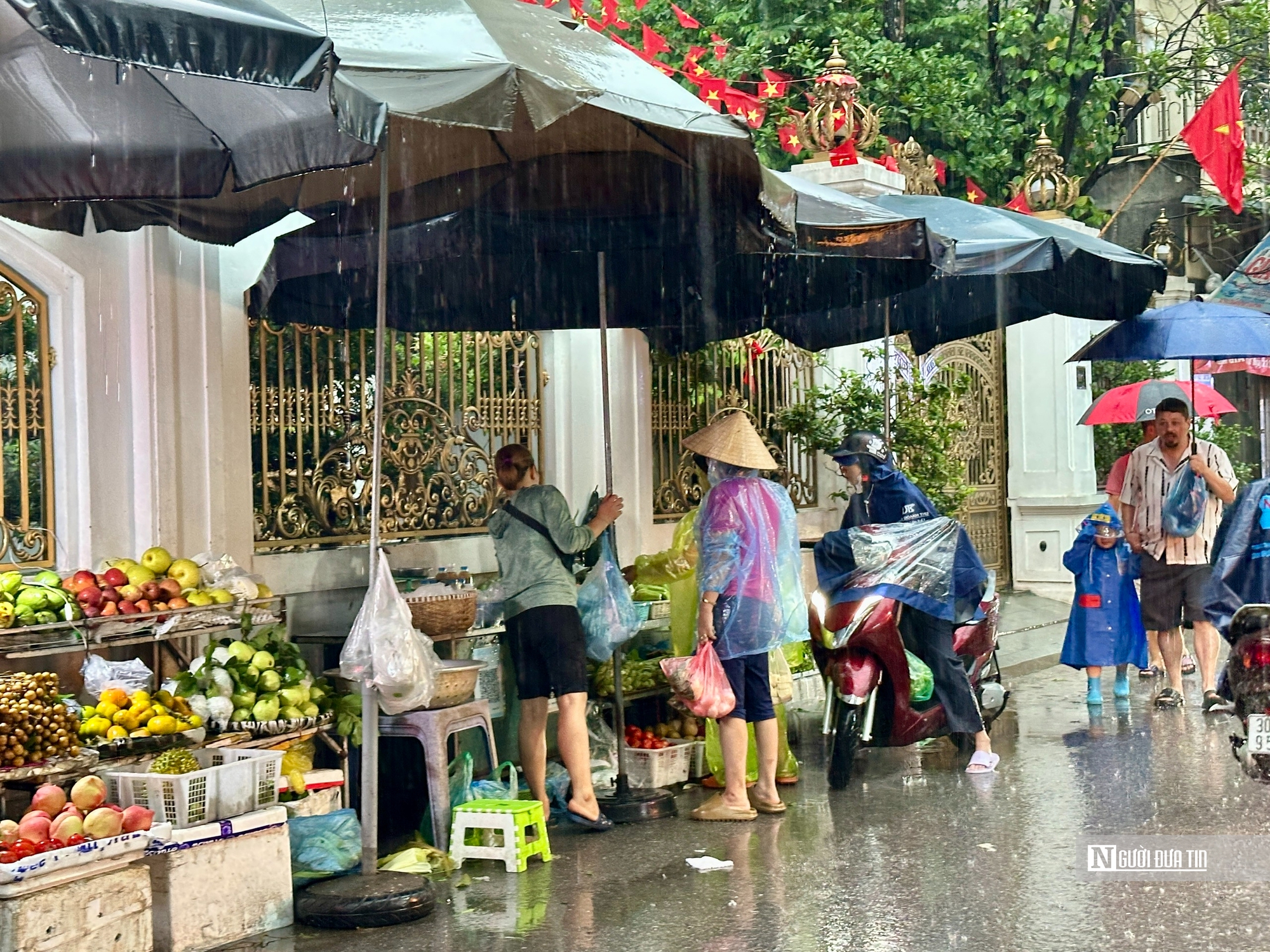 Hà Nội ngập lụt, giá rau xanh tăng nhẹ theo bão- Ảnh 2.