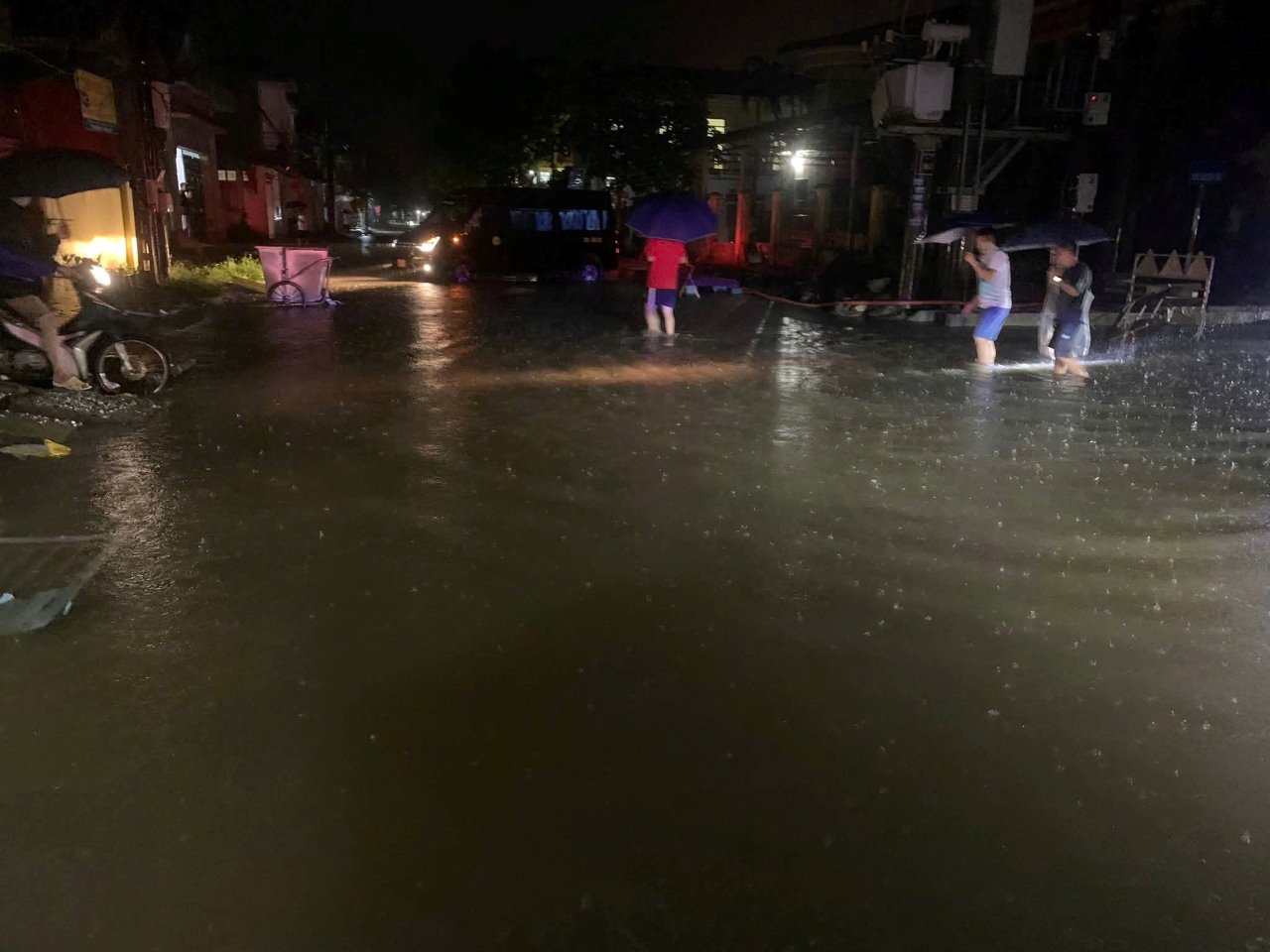 Nhiều nơi ở Lào Cai ngập sâu, người dân chạy lũ trong đêm- Ảnh 5. Nhiều nơi ở Lào Cai ngập sâu, người dân chạy lũ trong đêm- Ảnh 5.