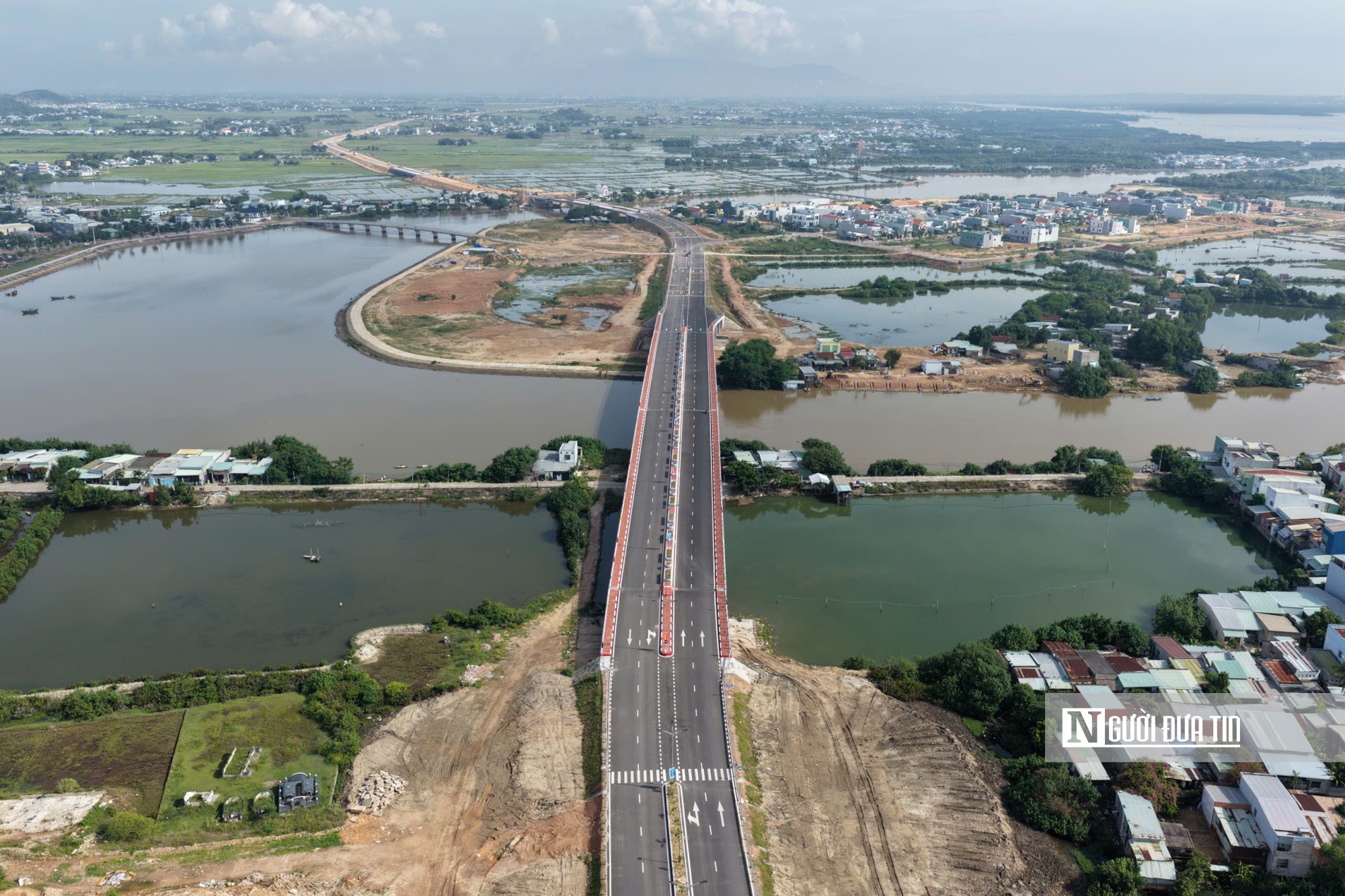 Gia Lai khánh thành 2 tuyến giao thông trọng điểm trước thềm Đại hội Đảng bộ tỉnh- Ảnh 4.