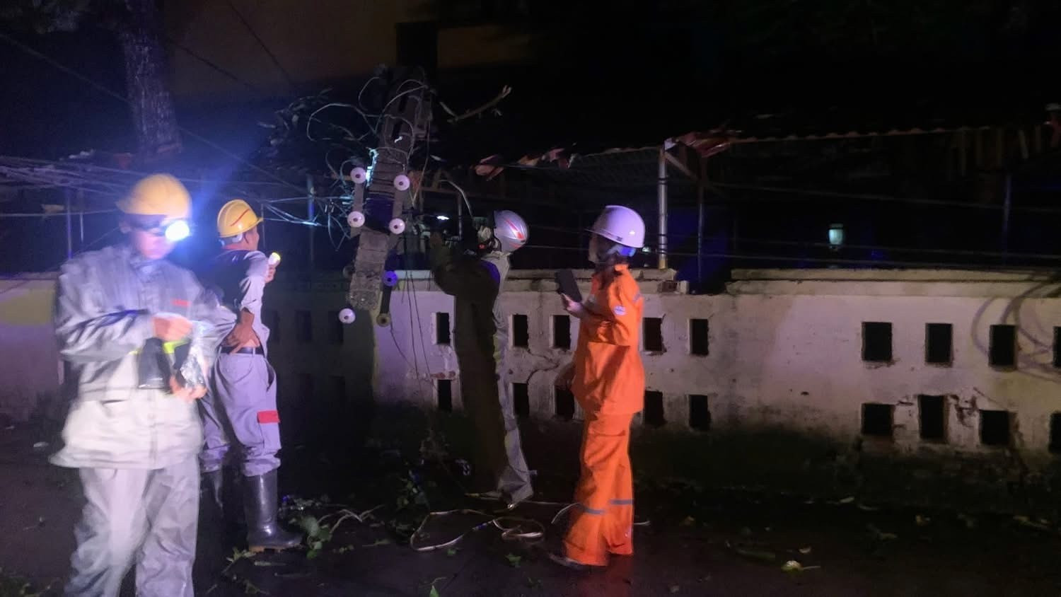 Hơn 1,6 triệu hộ dân vẫn bị mất điện do bão số 10 - Ảnh 1.