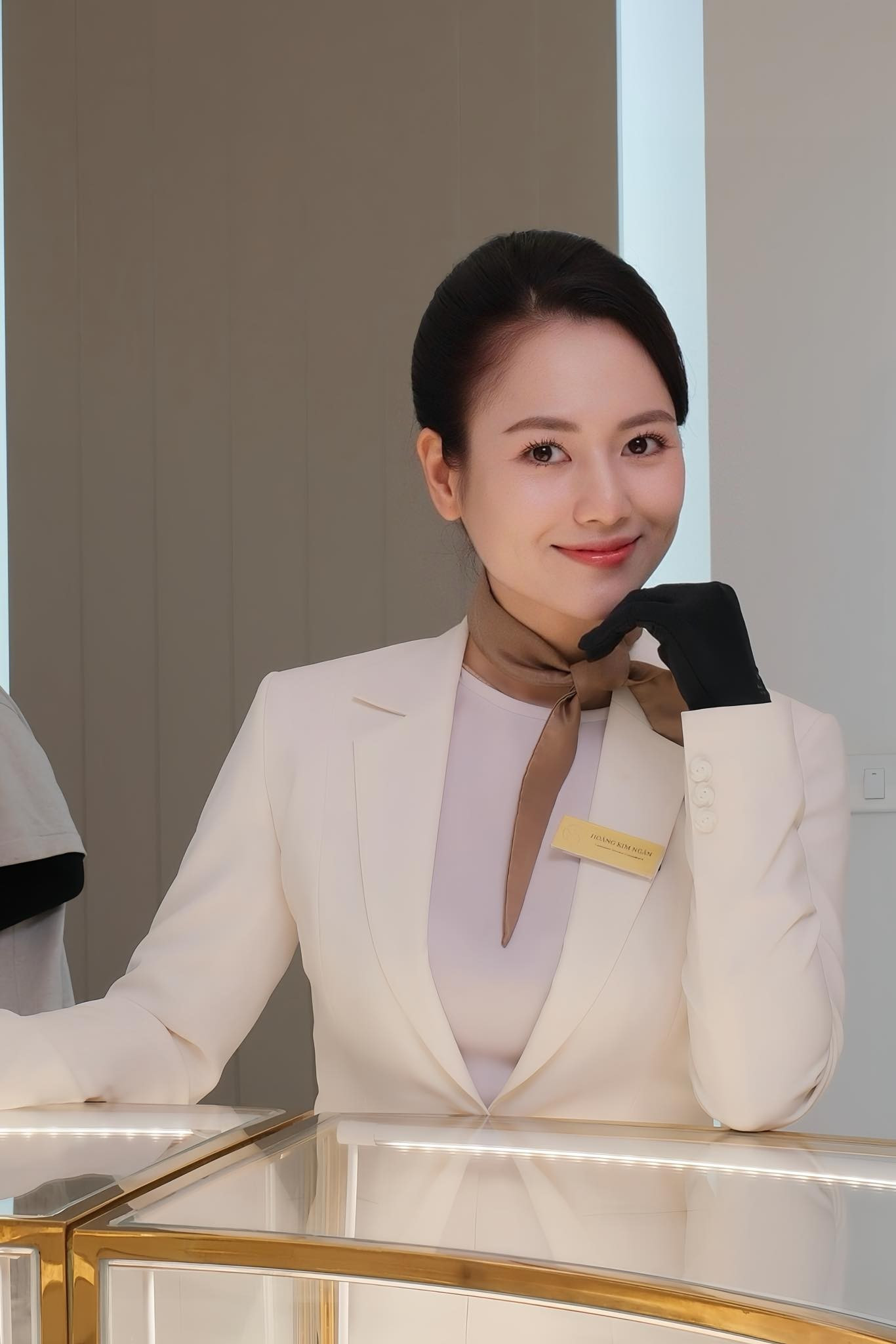 "Nụ hôn dưới mưa" của tổng tài và người đẹp khiến netizen phẫn nộ - Ảnh 1.