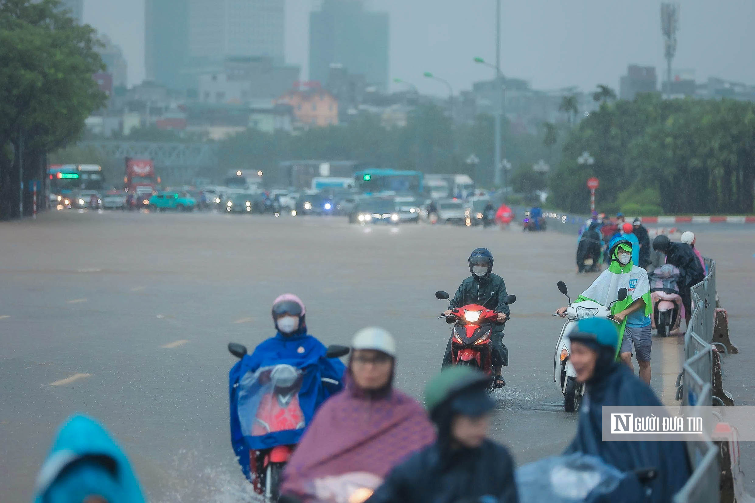 Hà Nội ngập sâu, giao thông ùn tắc sau mưa lớn - Ảnh 1.