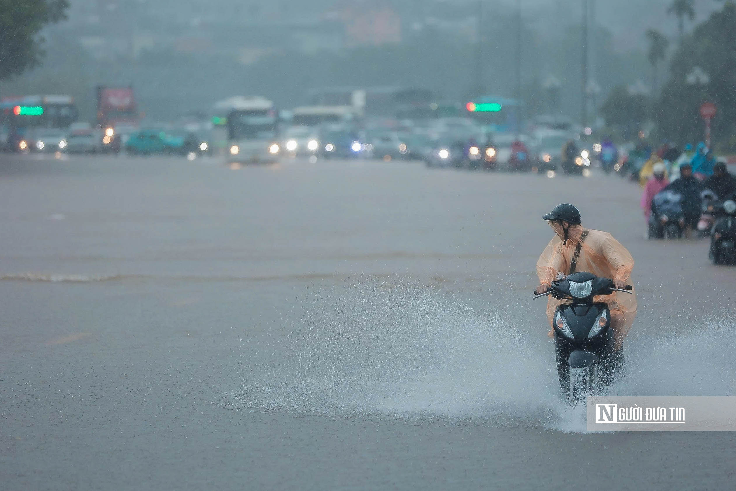Hà Nội ngập sâu, giao thông ùn tắc sau mưa lớn - Ảnh 2.