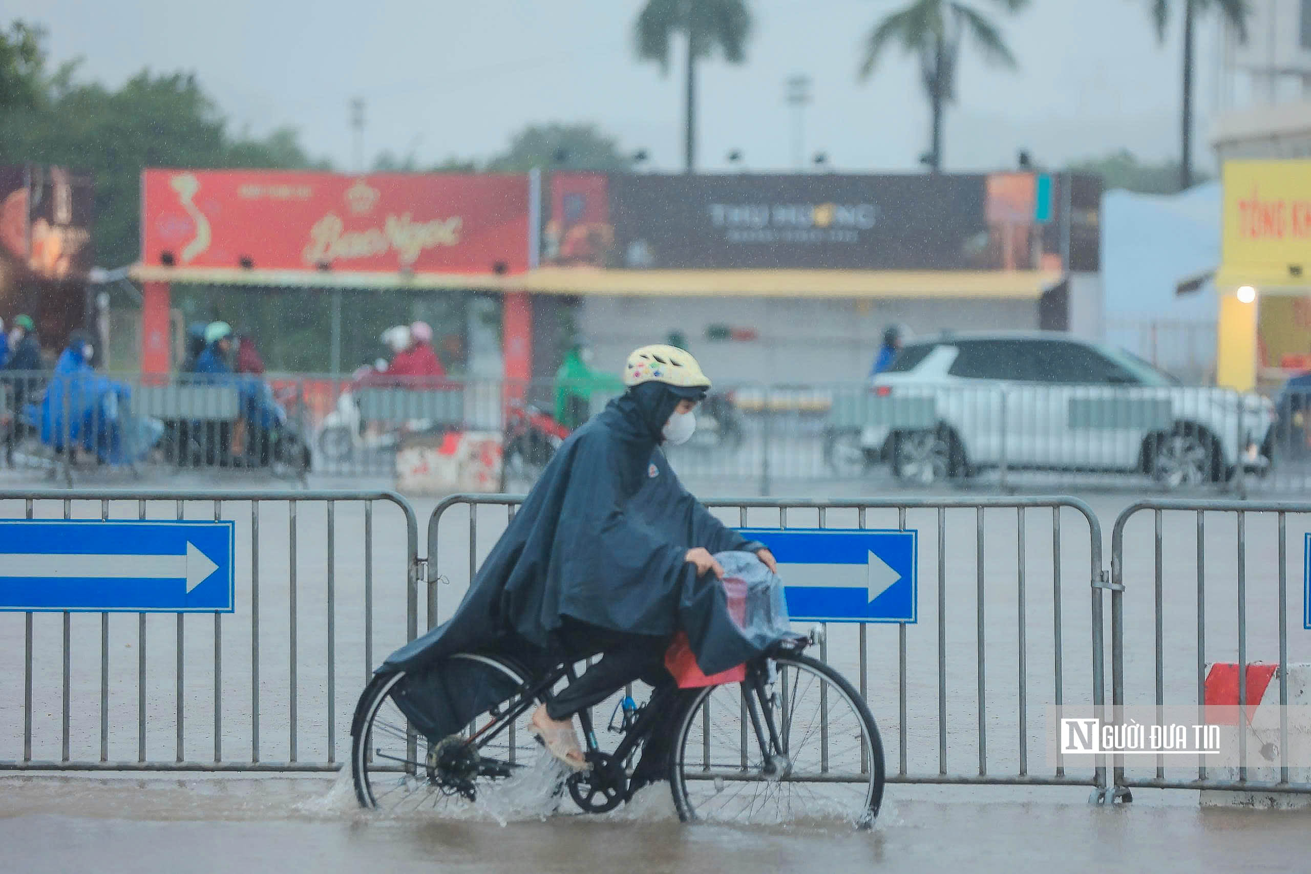 Hà Nội ngập sâu, giao thông ùn tắc sau mưa lớn - Ảnh 5.