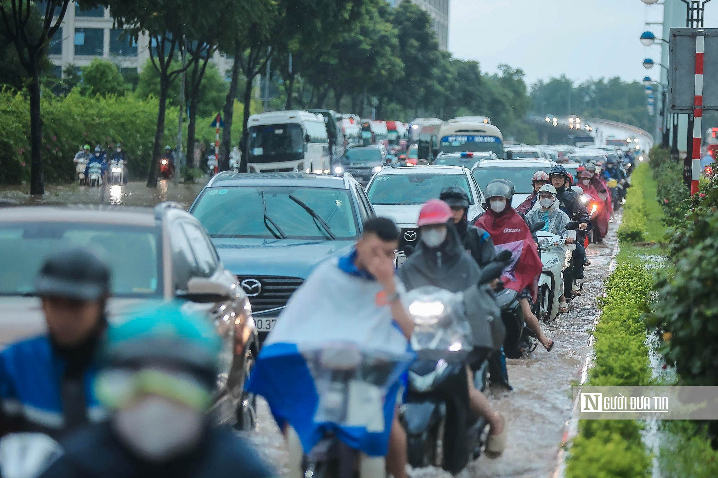 Hà Nội ngập sâu, giao thông ùn tắc sau mưa lớn - Ảnh 9.