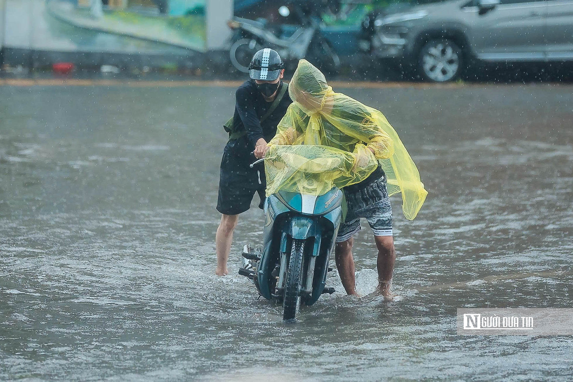 Hà Nội ngập sâu, giao thông ùn tắc sau mưa lớn - Ảnh 15.