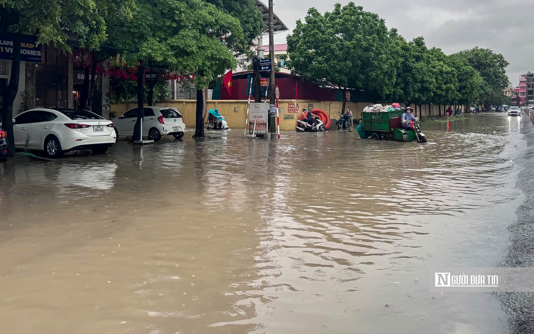 Hà Nội ngập sâu, giao thông ùn tắc sau mưa lớn - Ảnh 17.