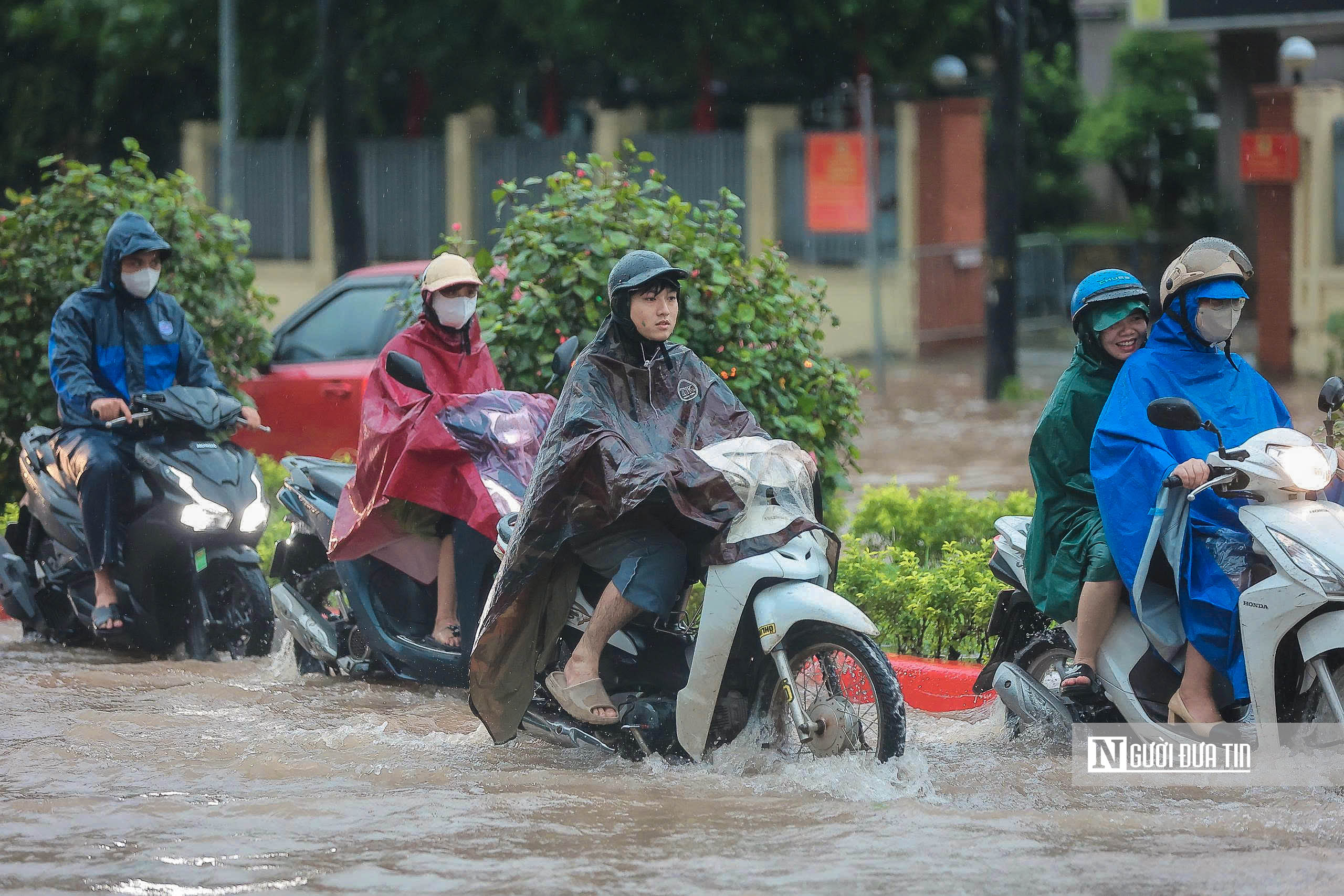 Hà Nội ngập sâu, giao thông ùn tắc sau mưa lớn - Ảnh 11.
