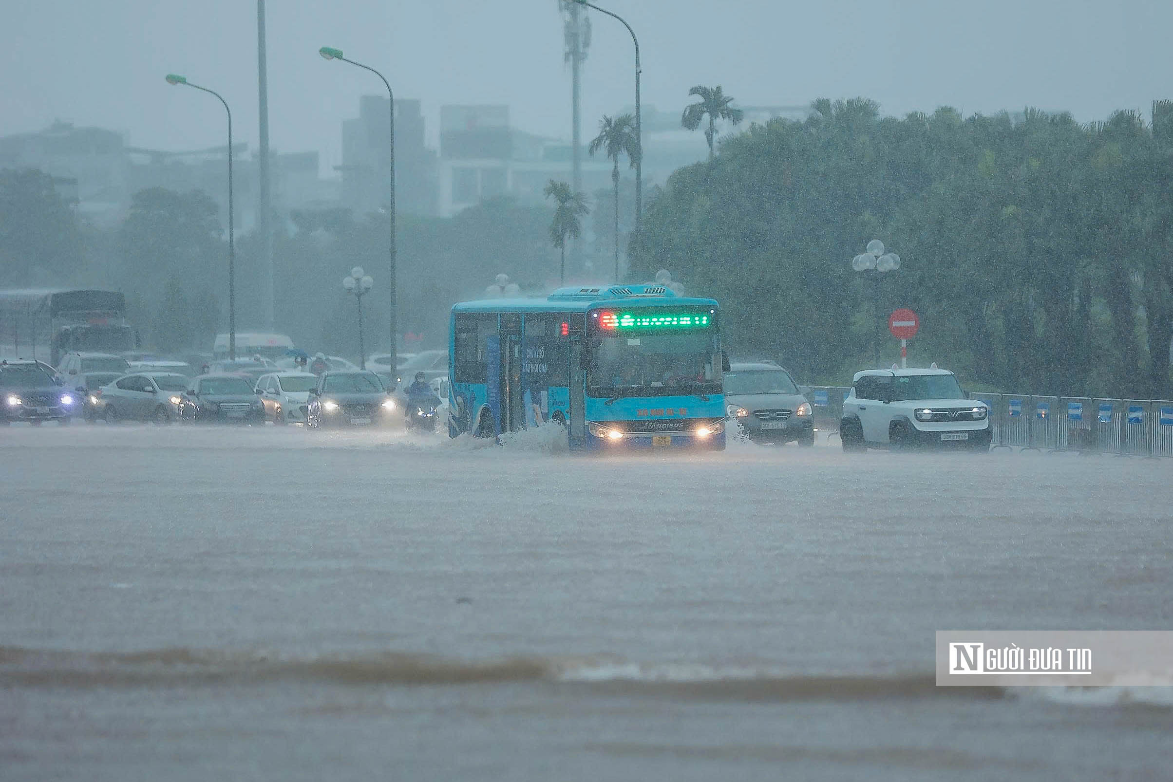 Hà Nội ngập sâu, giao thông ùn tắc sau mưa lớn - Ảnh 6.