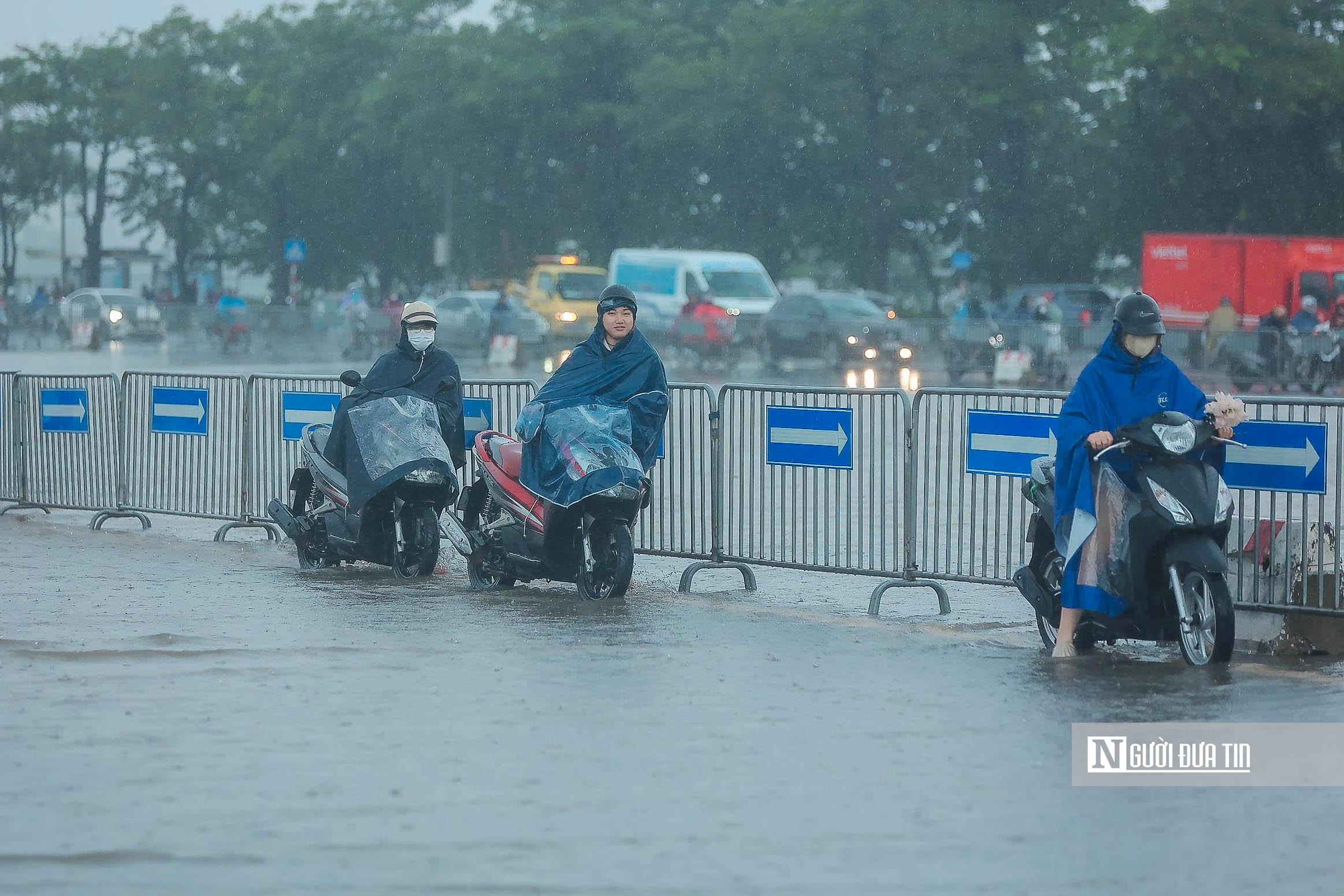 Hà Nội ngập sâu, giao thông ùn tắc sau mưa lớn - Ảnh 14.