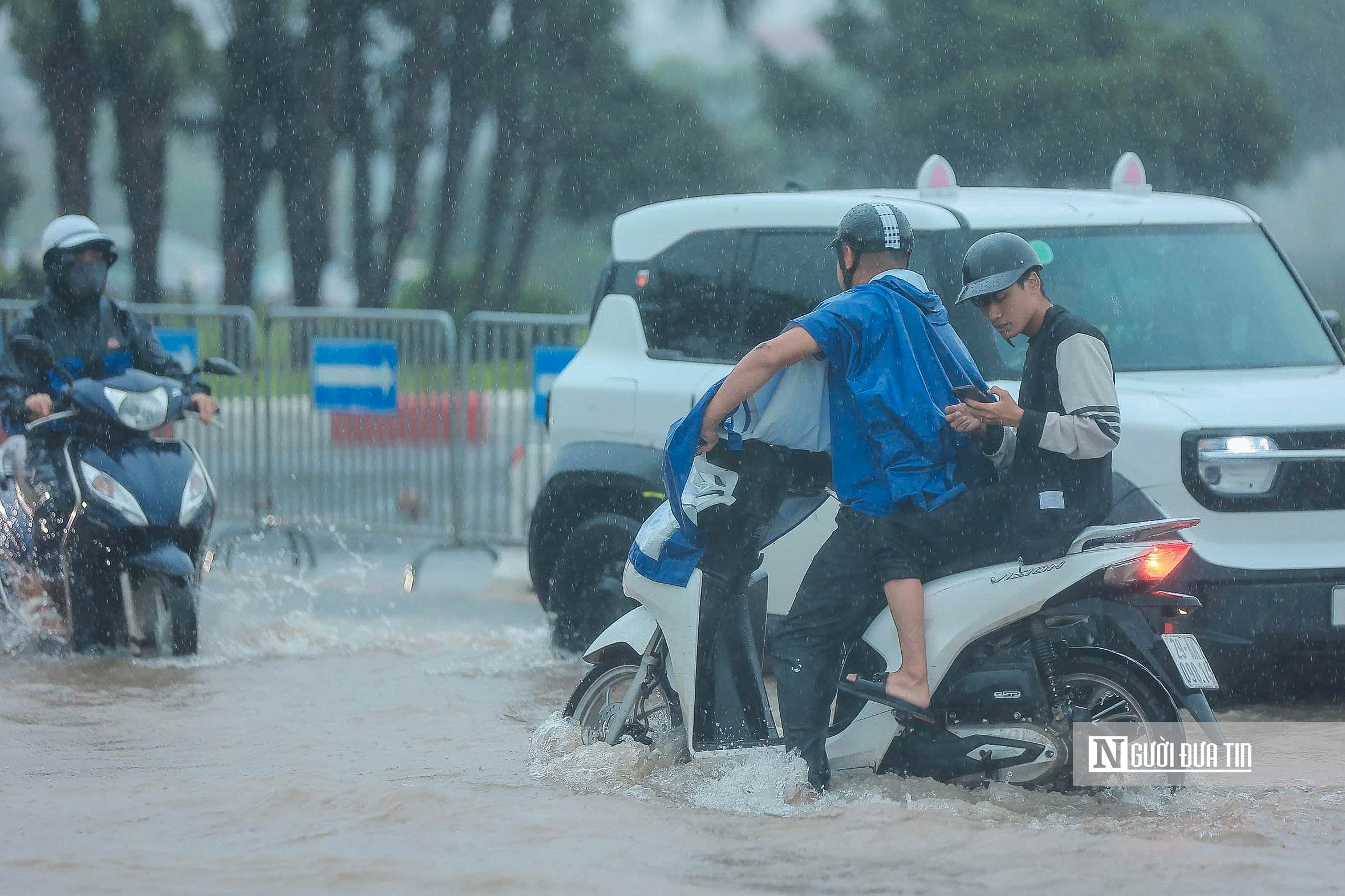 Hà Nội ngập sâu, giao thông ùn tắc sau mưa lớn - Ảnh 12.