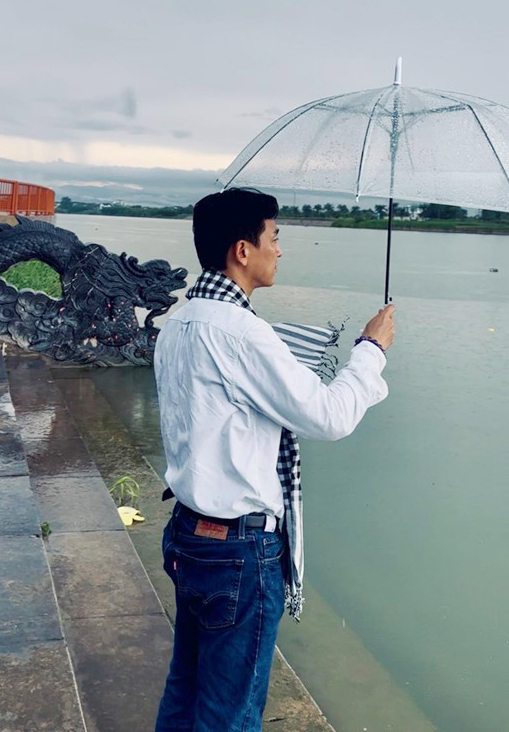 "Ông chú của showbiz" có cú "lội" ngược dòng trong Mưa đỏ, U50 vẫn phong độ, đời tư giữ kín suốt 20 năm - Ảnh 13.
