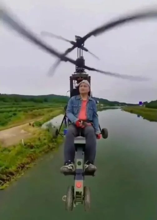 Trực thăng rơi xuống đất, người đàn ông tử vong khi đang livestream - Ảnh 1.