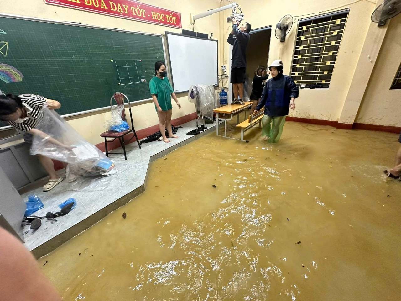 Nhiều nơi ở Lào Cai ngập sâu, người dân chạy lũ trong đêm- Ảnh 4. Nhiều nơi ở Lào Cai ngập sâu, người dân chạy lũ trong đêm- Ảnh 4.