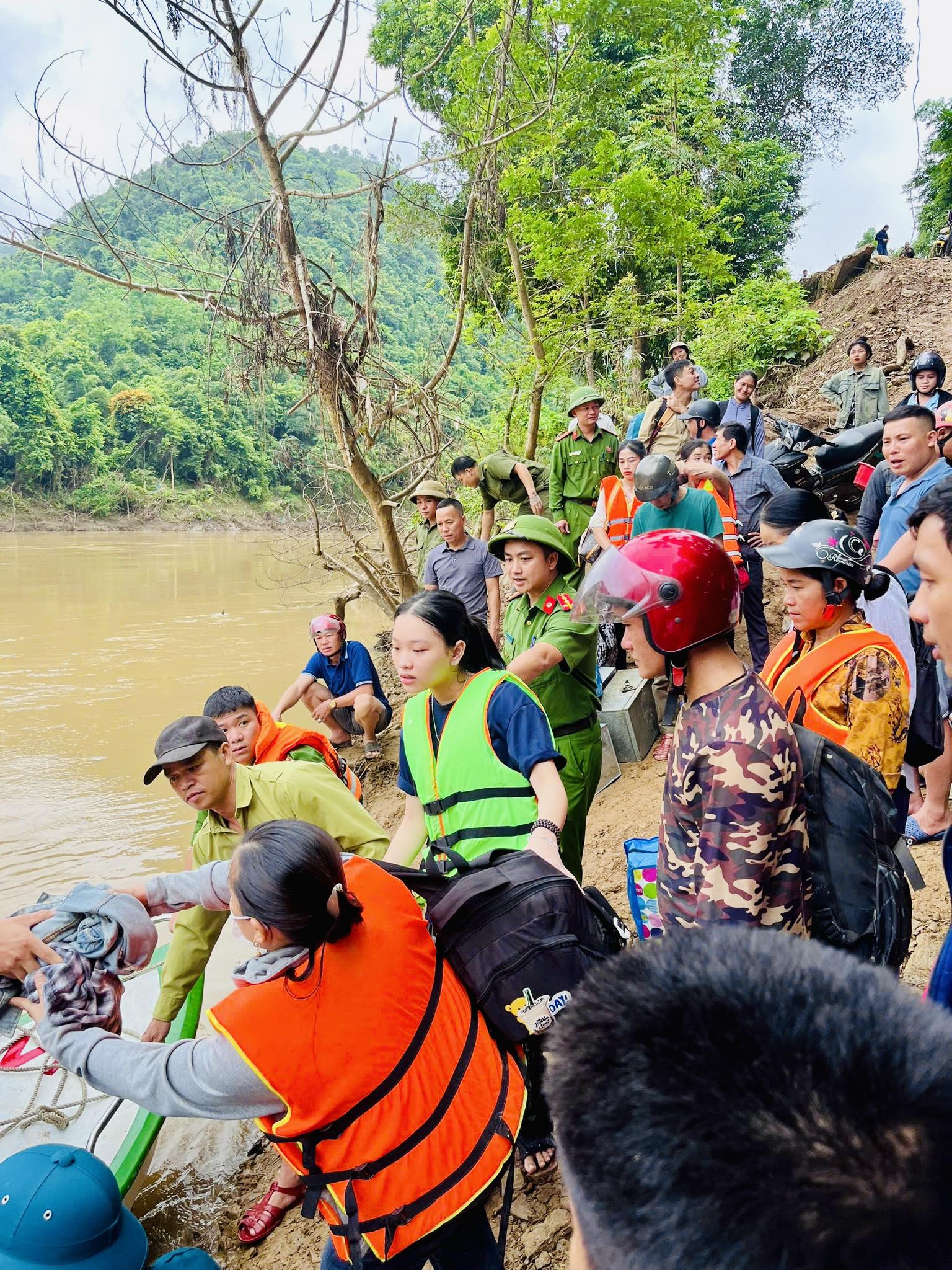 Cầu bị lũ dữ cuốn trôi, hàng trăm học sinh "vượt sông" đến trường- Ảnh 3. Cầu bị lũ dữ cuốn trôi, hàng trăm học sinh "vượt sông" đến trường- Ảnh 3.