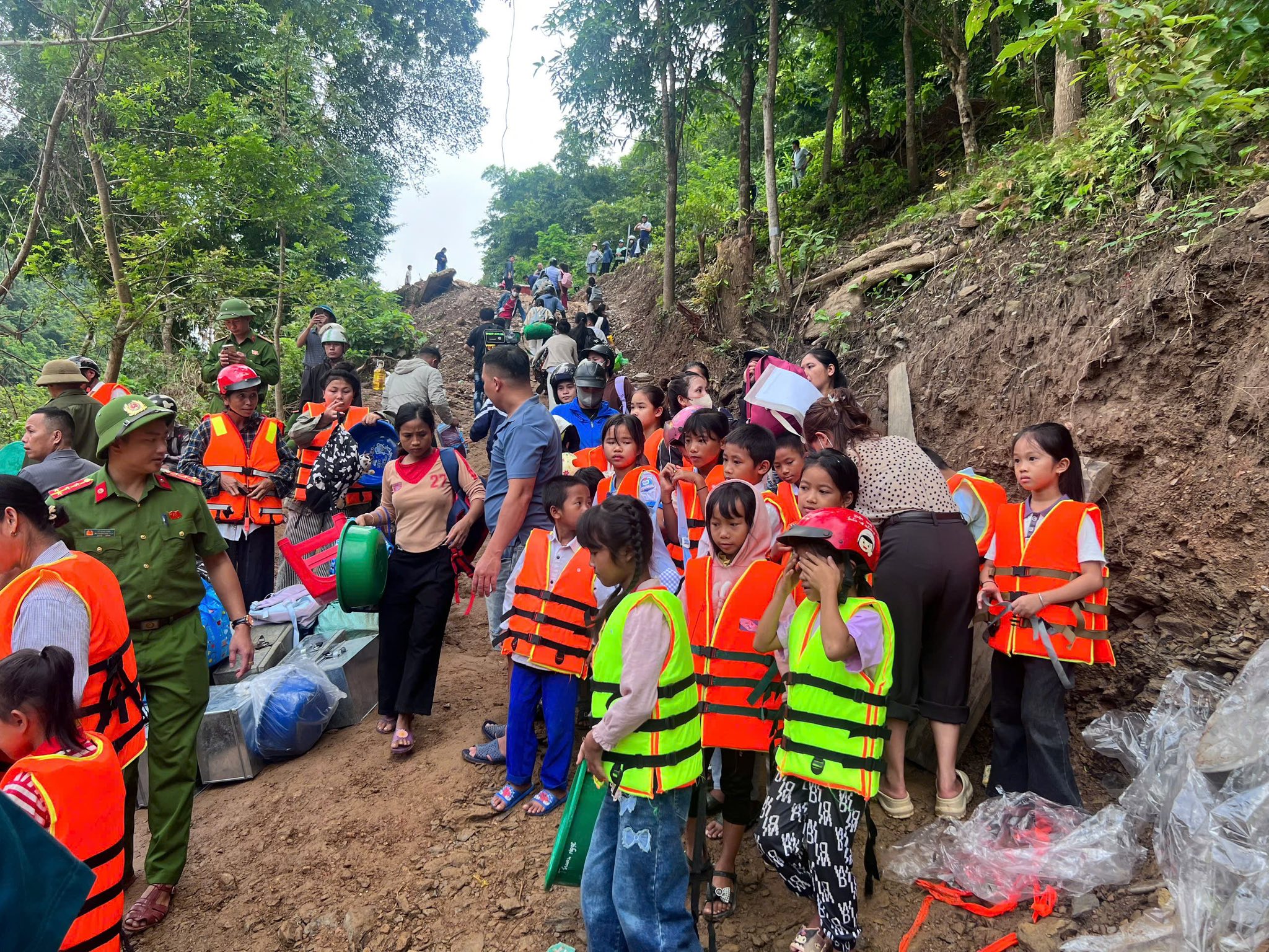 Cầu bị lũ dữ cuốn trôi, hàng trăm học sinh "vượt sông" đến trường- Ảnh 2. Cầu bị lũ dữ cuốn trôi, hàng trăm học sinh "vượt sông" đến trường- Ảnh 2.