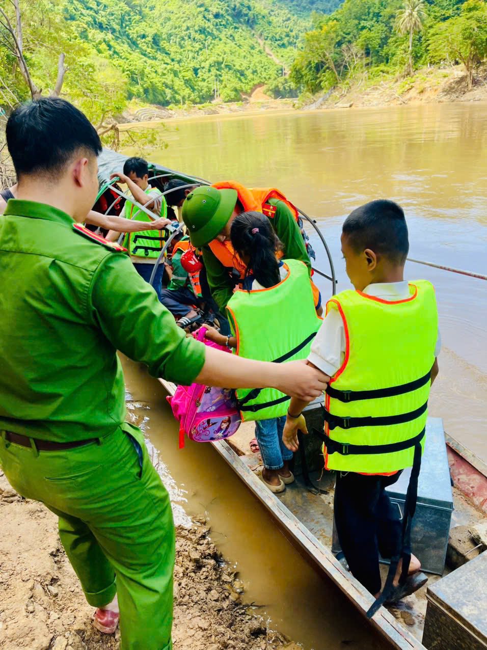 Cầu bị lũ dữ cuốn trôi, hàng trăm học sinh "vượt sông" đến trường- Ảnh 6. Cầu bị lũ dữ cuốn trôi, hàng trăm học sinh "vượt sông" đến trường- Ảnh 6.