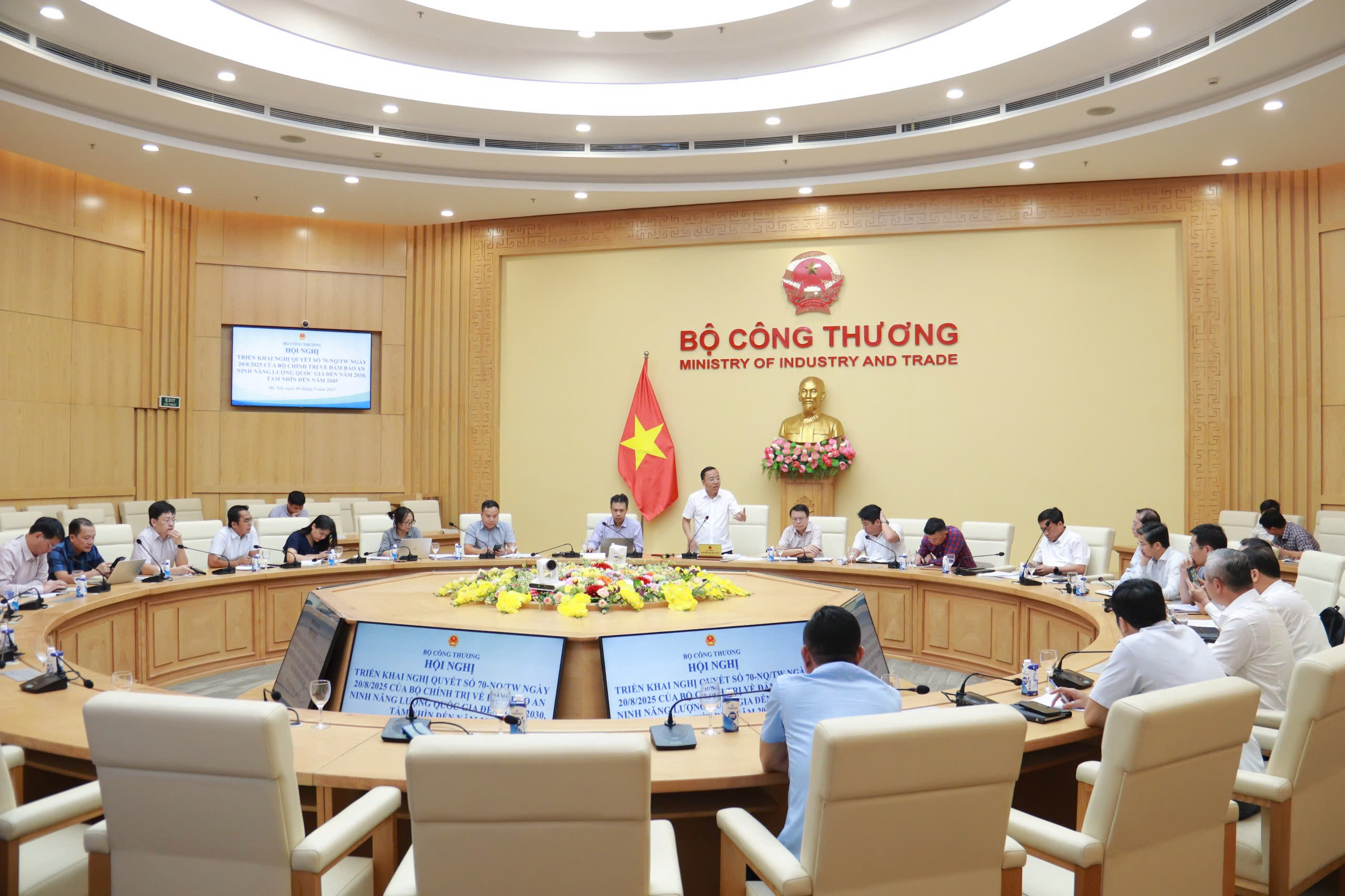 Bộ Công Thương họp triển khai Nghị quyết 70 ngay sau khi công bố- Ảnh 5. Bộ Công Thương họp triển khai Nghị quyết 70 ngay sau khi công bố- Ảnh 5.