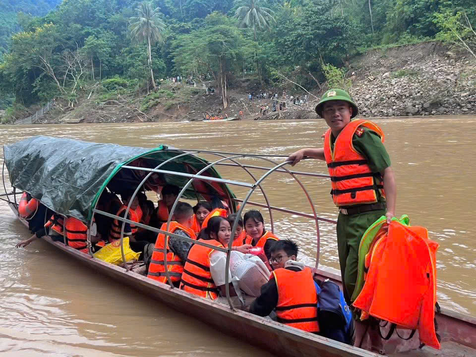 Cầu bị lũ dữ cuốn trôi, hàng trăm học sinh "vượt sông" đến trường- Ảnh 5. Cầu bị lũ dữ cuốn trôi, hàng trăm học sinh "vượt sông" đến trường- Ảnh 5.