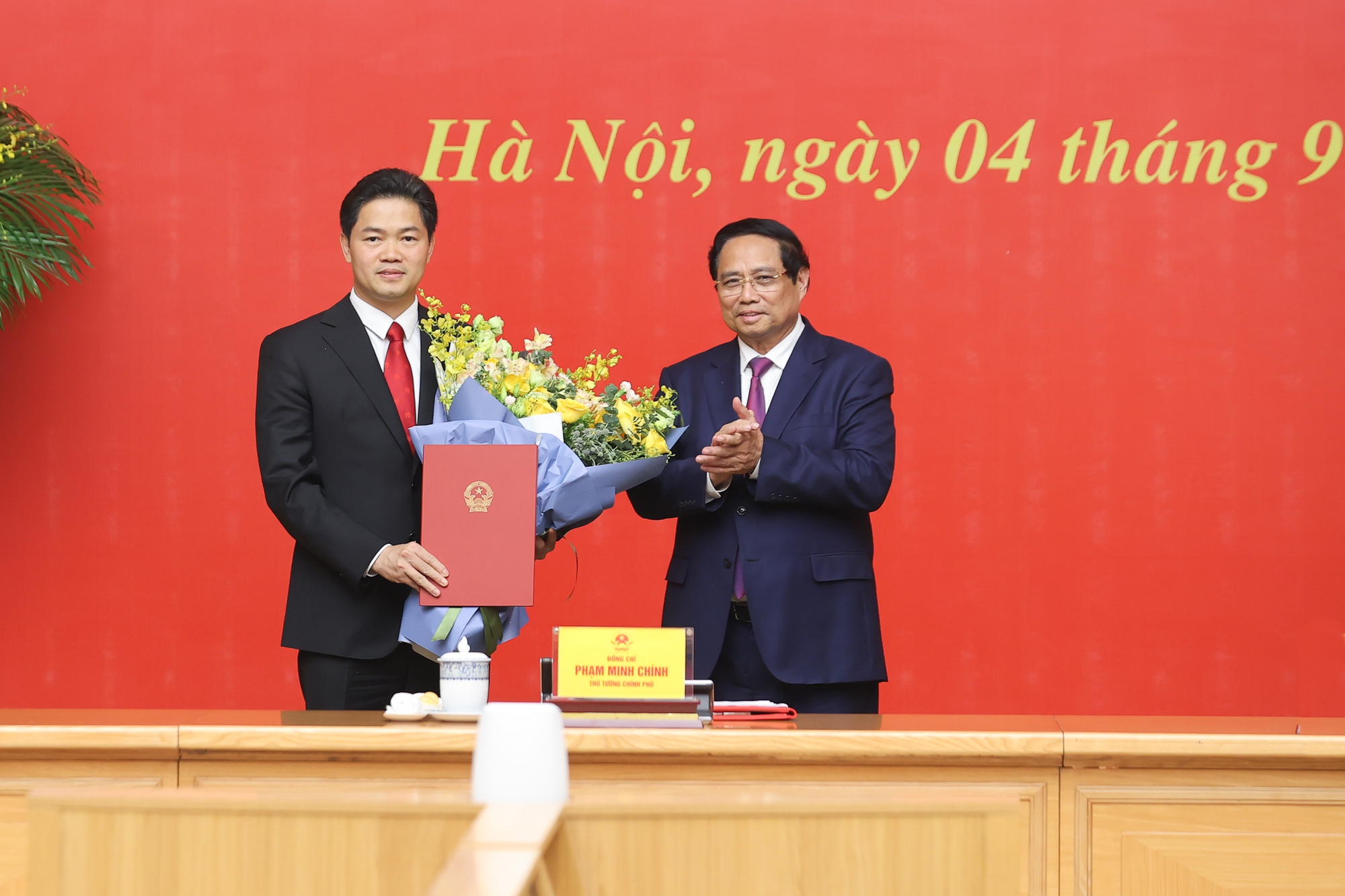 Thủ tướng trao quyết định bổ nhiệm lãnh đạo 8 bộ, cơ quan- Ảnh 5. Thủ tướng trao quyết định bổ nhiệm lãnh đạo 8 bộ, cơ quan- Ảnh 5.