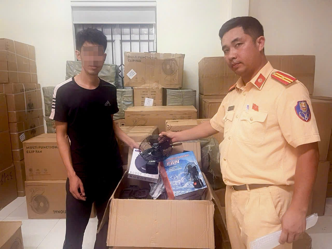 Hà Nội: Phát hiện xe tải chở gần 2.000 quạt, sạc điện không rõ nguồn gốc - Ảnh 1.