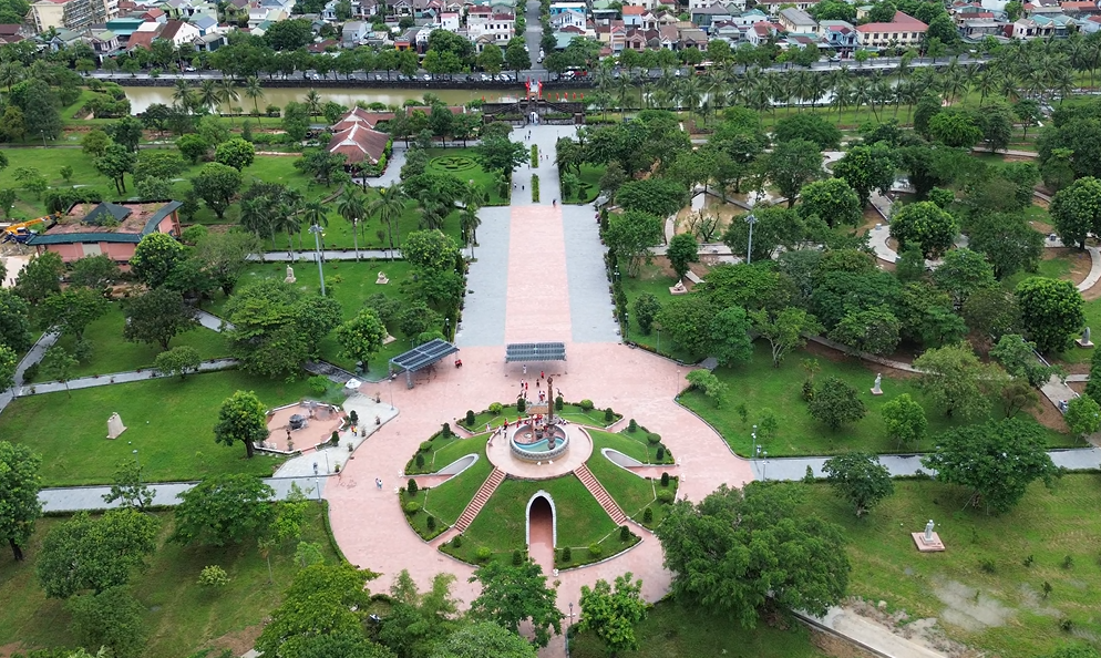 “Mưa đỏ” cùng 81 ngọn nến ký ức thắp sáng Thành cổ Quảng Trị- Ảnh 1. “Mưa đỏ” cùng 81 ngọn nến ký ức thắp sáng Thành cổ Quảng Trị- Ảnh 1.
