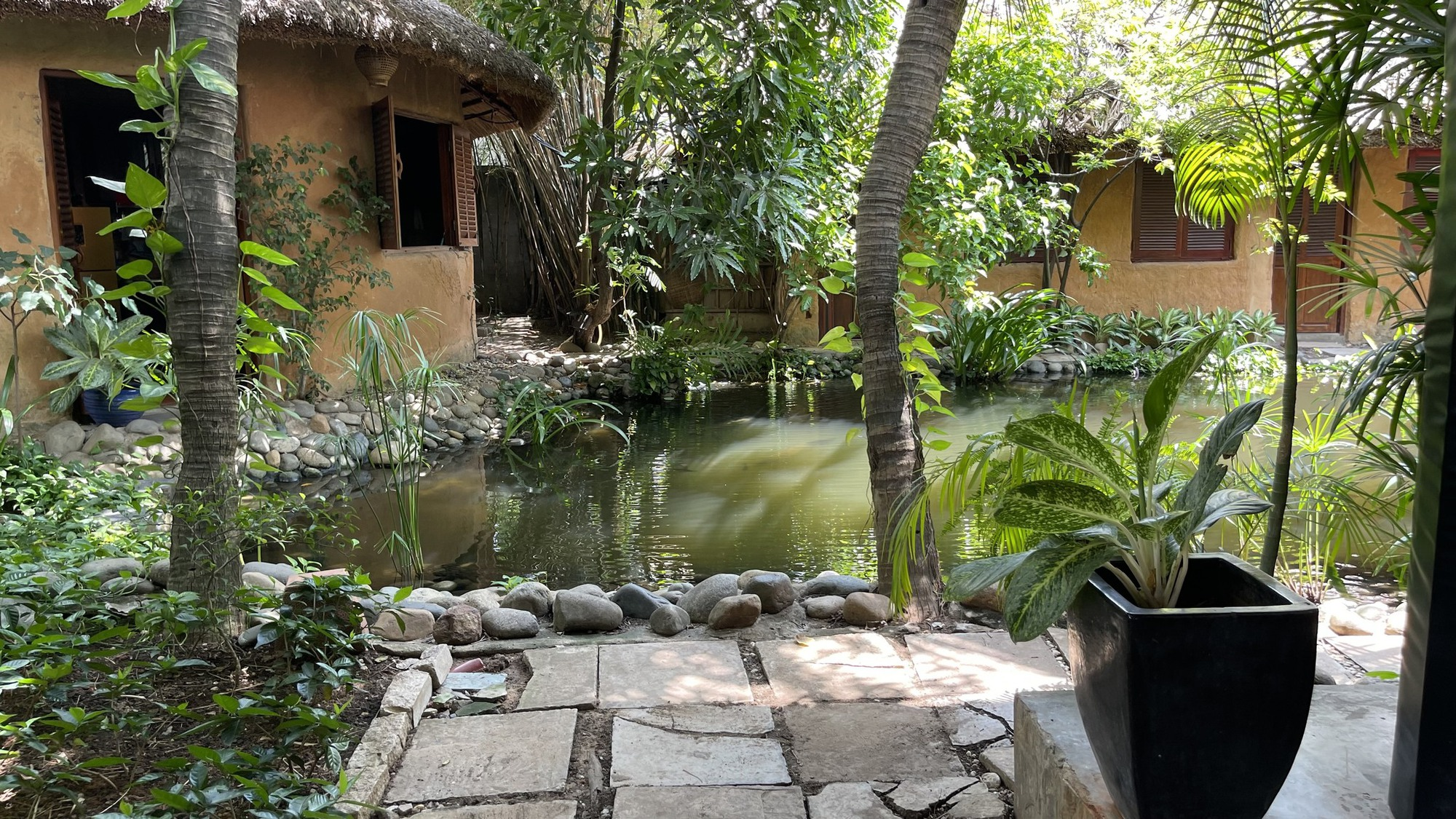 Nam diễn viên nổi tiếng, tuổi 51 độc thân trong cơ ngơi đẹp như resort, có con gái xinh như hoa hậu - Ảnh 3.