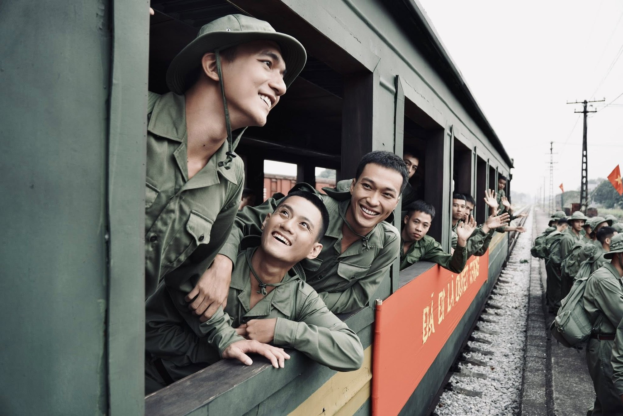 "Mưa đỏ" chạm mốc 500 tỷ đồng sau 2 tuần chiếu - Ảnh 3.