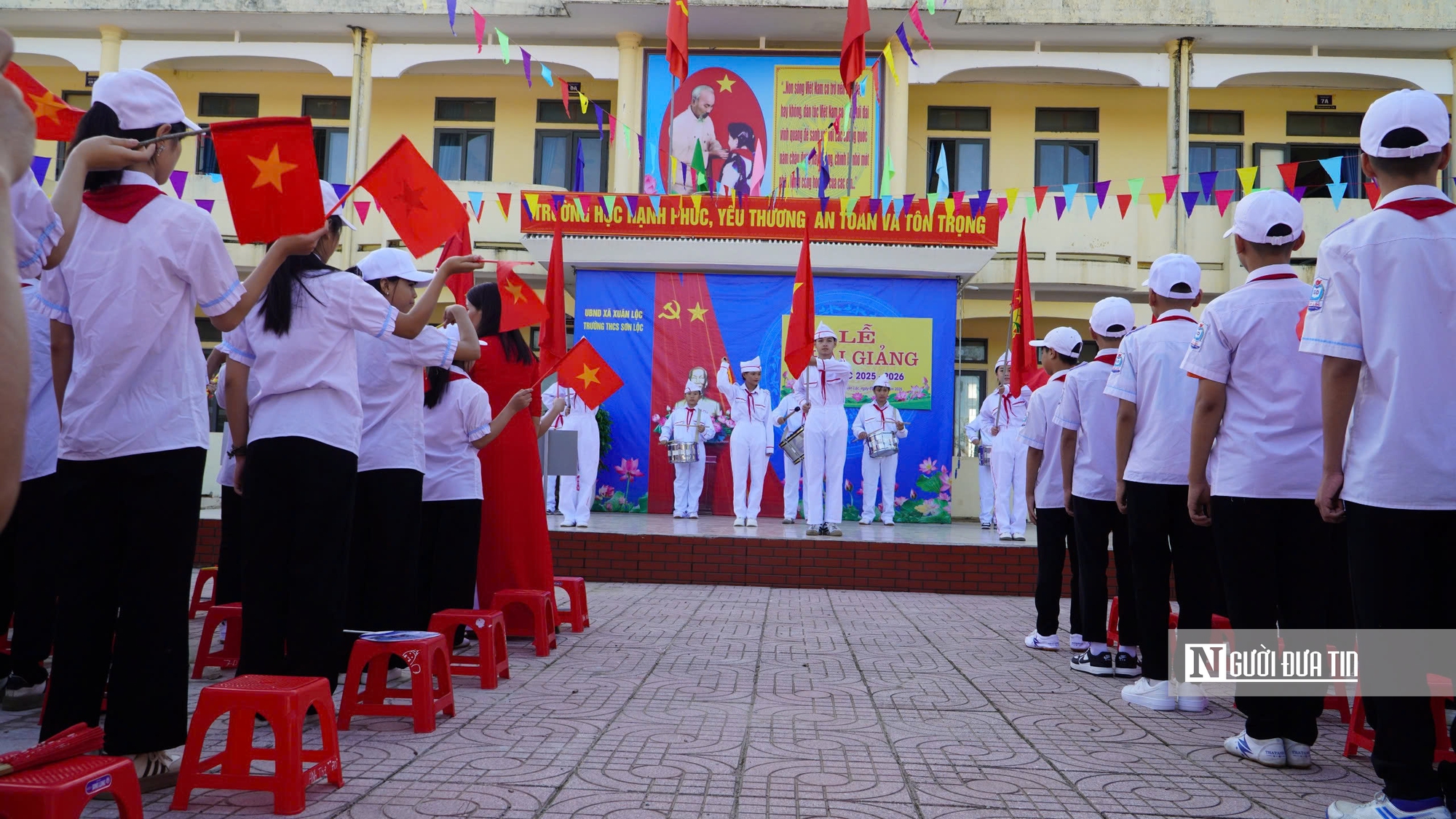 Gác lại ngổn ngang sau bão, hàng nghìn học sinh Hà Tĩnh tham gia khai giảng- Ảnh 1. Gác lại ngổn ngang sau bão, hàng nghìn học sinh Hà Tĩnh tham gia khai giảng- Ảnh 1.