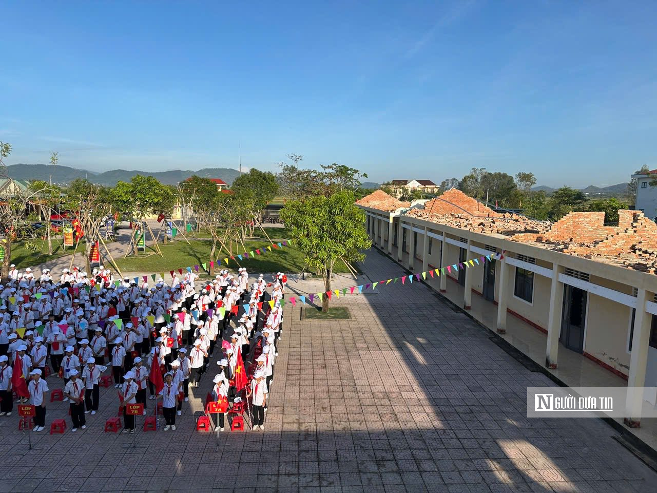 Gác lại ngổn ngang sau bão, hàng nghìn học sinh Hà Tĩnh tham gia khai giảng- Ảnh 2. Gác lại ngổn ngang sau bão, hàng nghìn học sinh Hà Tĩnh tham gia khai giảng- Ảnh 2.