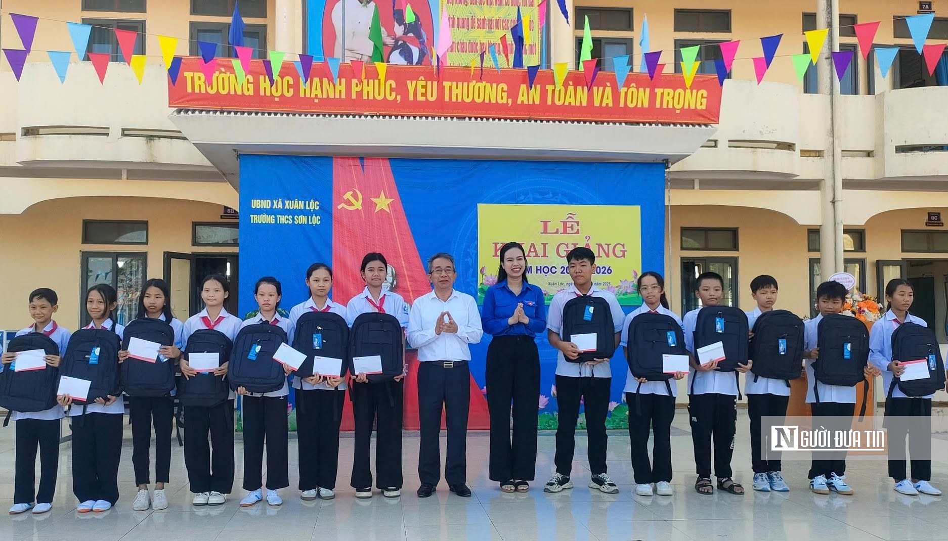 Gác lại ngổn ngang sau bão, hàng nghìn học sinh Hà Tĩnh tham gia khai giảng- Ảnh 4. Gác lại ngổn ngang sau bão, hàng nghìn học sinh Hà Tĩnh tham gia khai giảng- Ảnh 4.