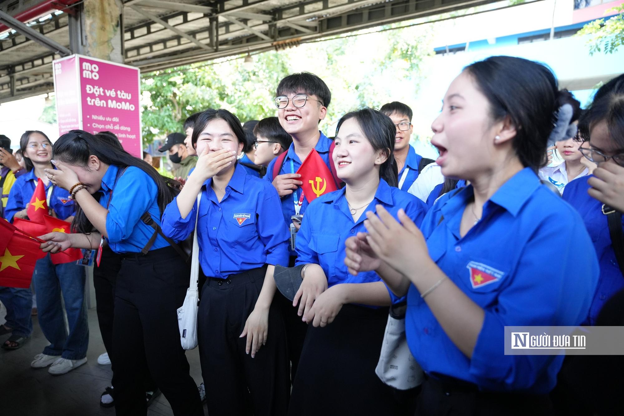 Hàng ngàn bạn trẻ đón Lê Hoàng Hiệp cùng đoàn chiến sĩ trở về từ A80- Ảnh 1.
