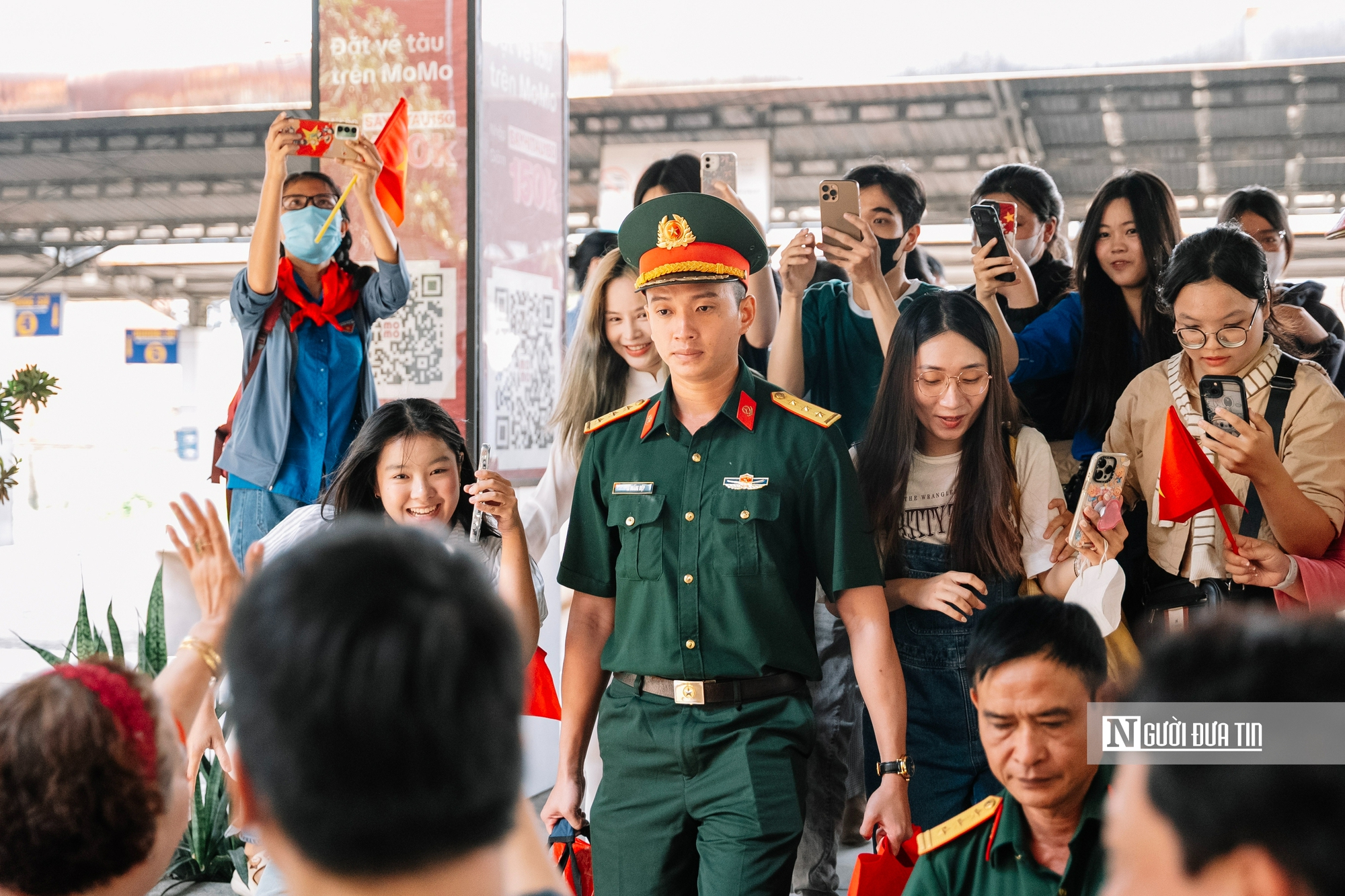 Hàng ngàn bạn trẻ đón Lê Hoàng Hiệp cùng đoàn chiến sĩ trở về từ A80- Ảnh 4.