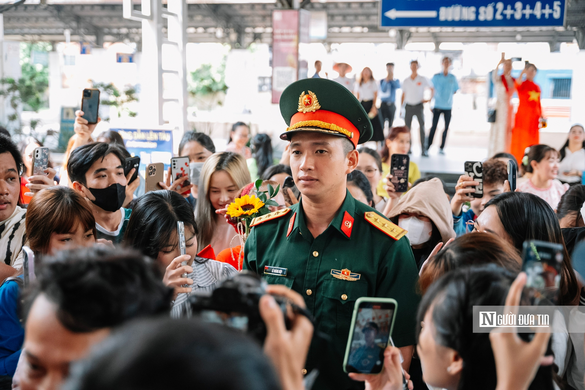 Hàng ngàn bạn trẻ đón Lê Hoàng Hiệp cùng đoàn chiến sĩ trở về từ A80- Ảnh 5.