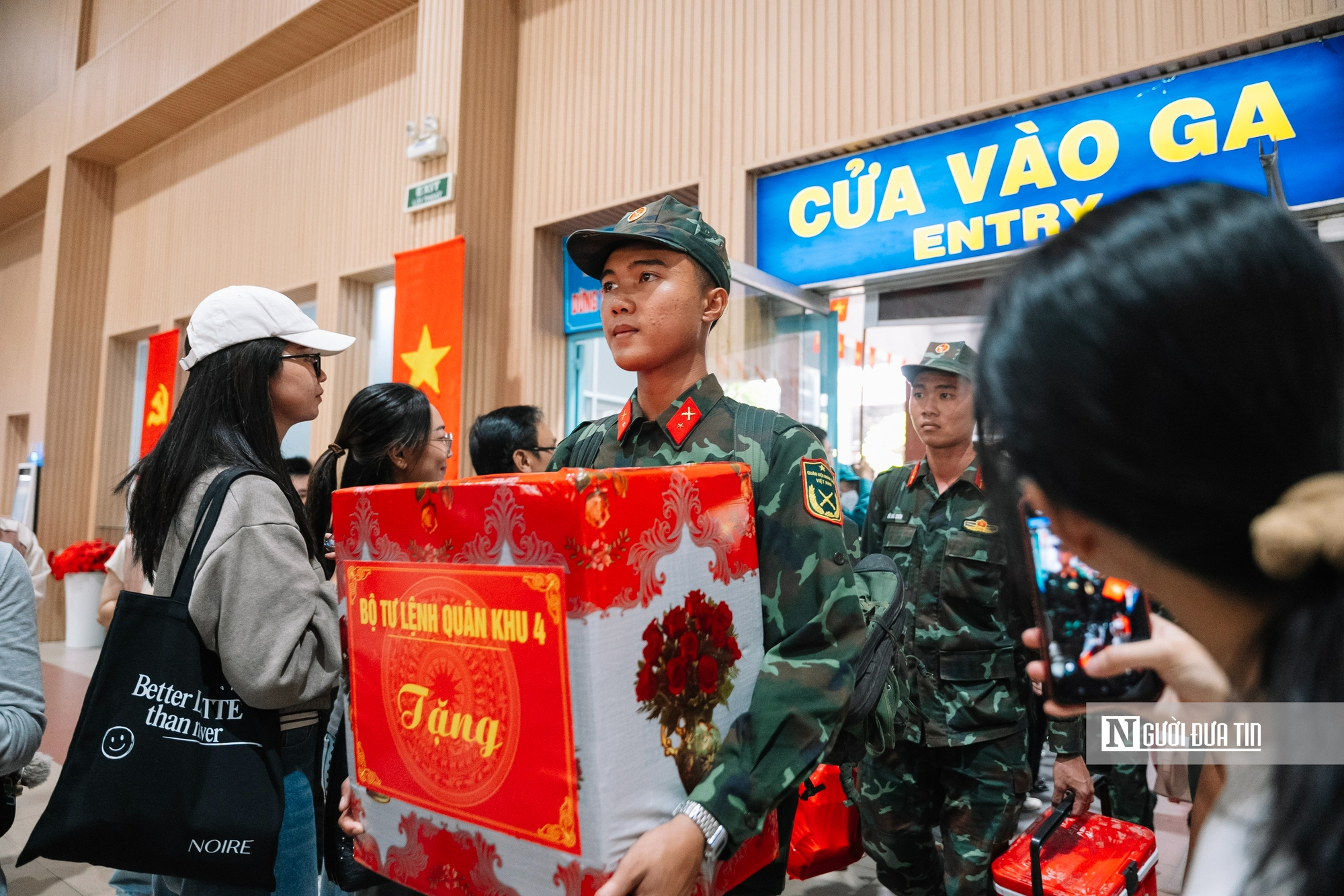 Hàng ngàn bạn trẻ đón Lê Hoàng Hiệp cùng đoàn chiến sĩ trở về từ A80- Ảnh 8.