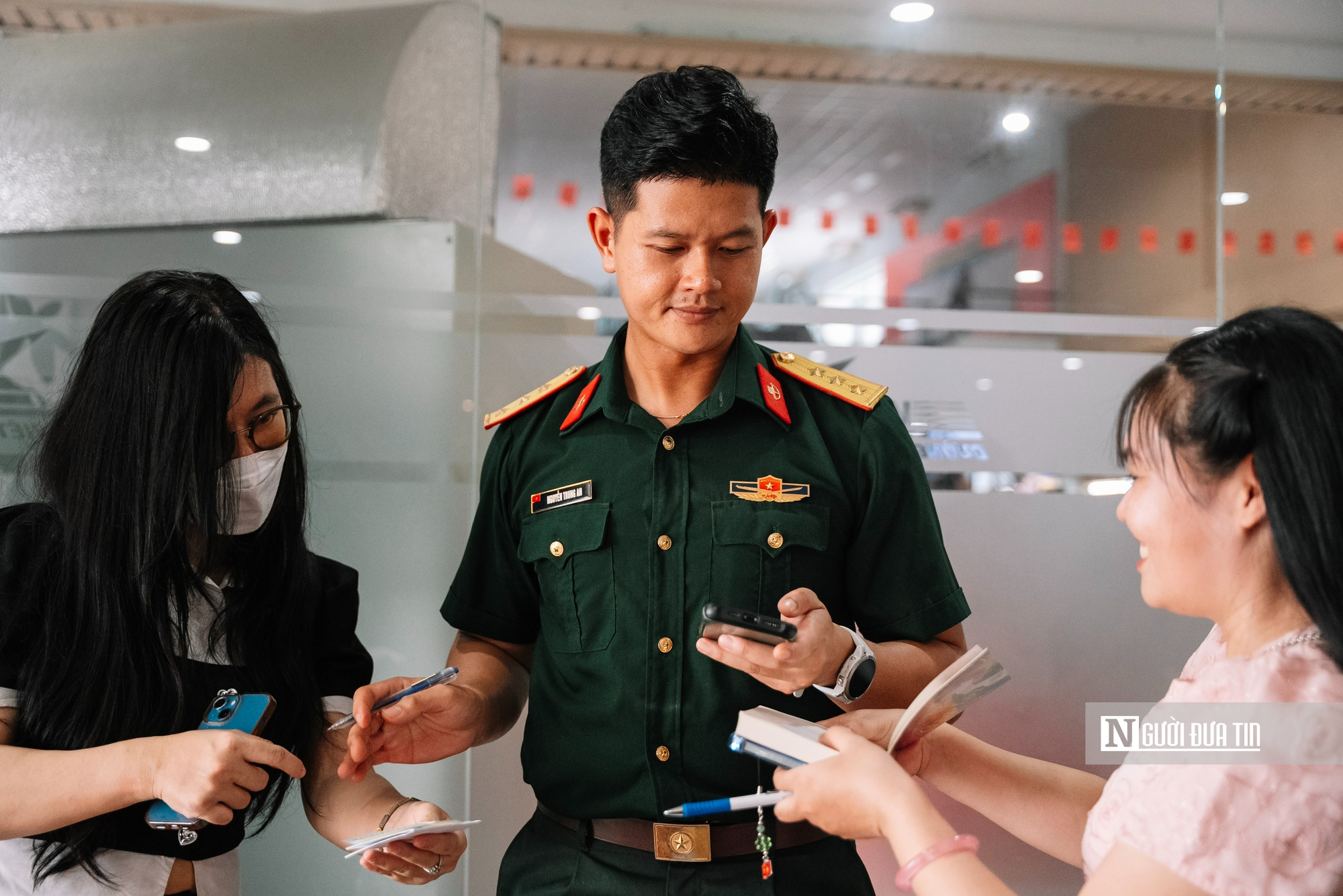 Hàng ngàn bạn trẻ đón Lê Hoàng Hiệp cùng đoàn chiến sĩ trở về từ A80- Ảnh 9.