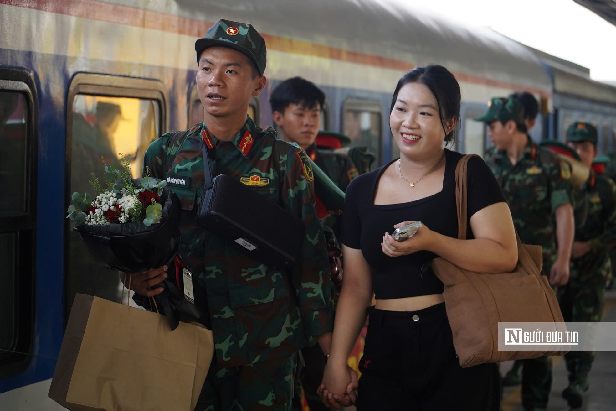 Hàng ngàn bạn trẻ đón Lê Hoàng Hiệp cùng đoàn chiến sĩ trở về từ A80- Ảnh 12.