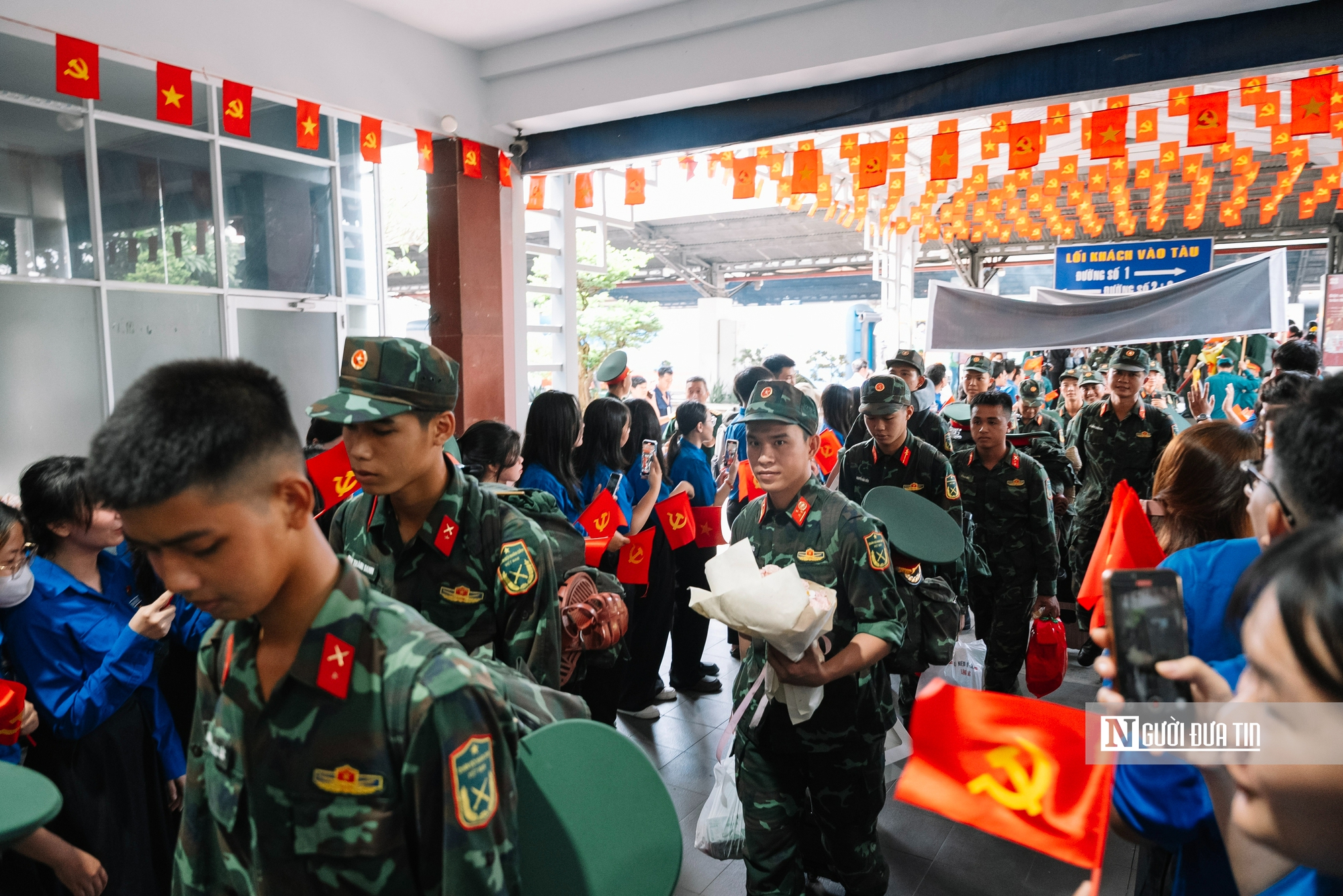 Hàng ngàn bạn trẻ đón Lê Hoàng Hiệp cùng đoàn chiến sĩ trở về từ A80- Ảnh 16.