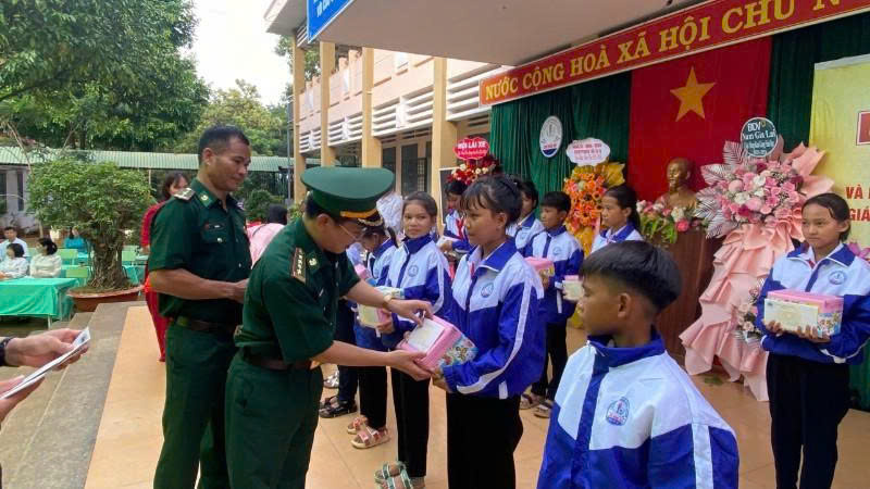 Gia Lai: Trao gần 1,6 tỷ đồng cho học sinh có hoàn cảnh khó khăn ở khu vực biên giới- Ảnh 1. Gia Lai: Trao gần 1,6 tỷ đồng cho học sinh có hoàn cảnh khó khăn ở khu vực biên giới- Ảnh 1.