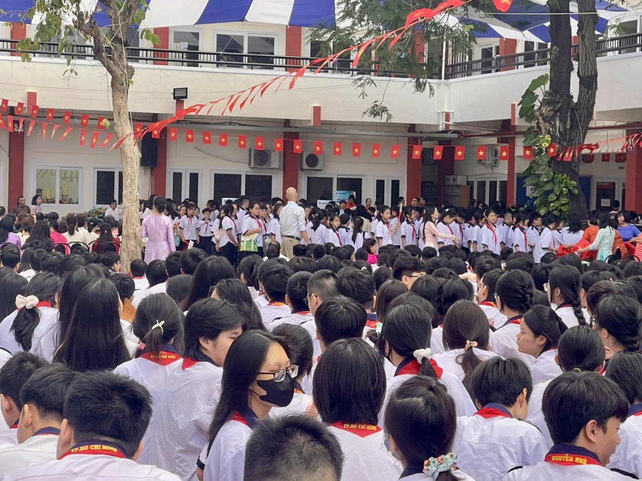 Chủ tịch UBND Tp.HCM Nguyễn Văn Được dự lễ khai giảng năm học mới - Ảnh 4.