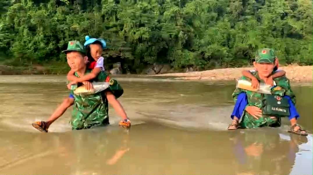 VIDEO: Lính biên phòng cõng học sinh vùng biên vượt suối đến trường trong ngày khai giảng- Ảnh 1. VIDEO: Lính biên phòng cõng học sinh vùng biên vượt suối đến trường trong ngày khai giảng- Ảnh 1.