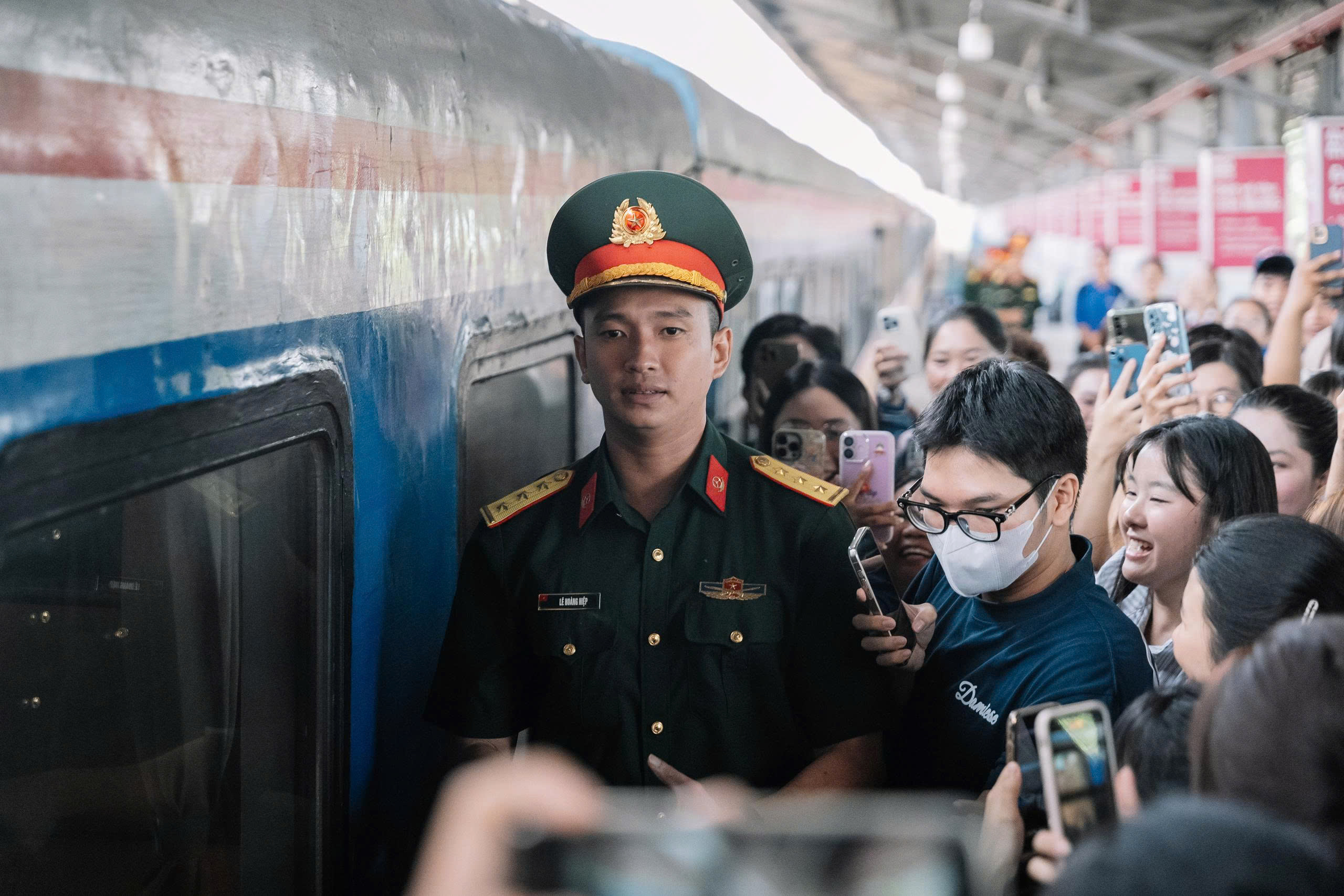 Hàng ngàn bạn trẻ đón Lê Hoàng Hiệp cùng đoàn chiến sĩ trở về từ A80- Ảnh 7.
