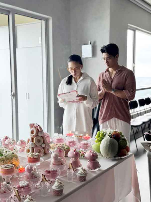 "Đả nữ màn ảnh Việt" cùng chồng làm tiệc đầy tháng cho con gái hoành tráng gây chú ý - Ảnh 1.