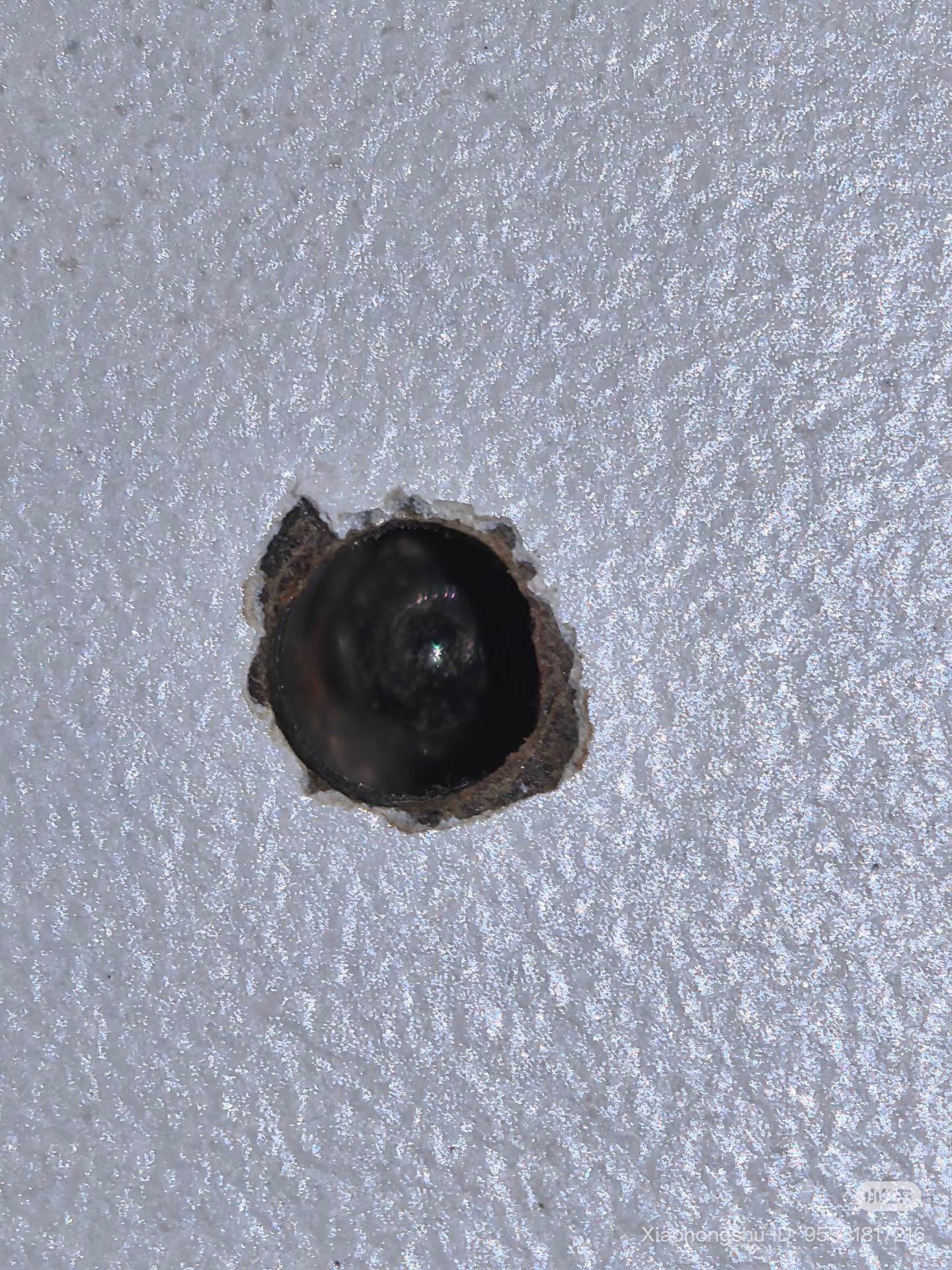 Người phụ nữ phát hiện camera quay lén trong nhà vệ sinh và cái kết - Ảnh 1.
