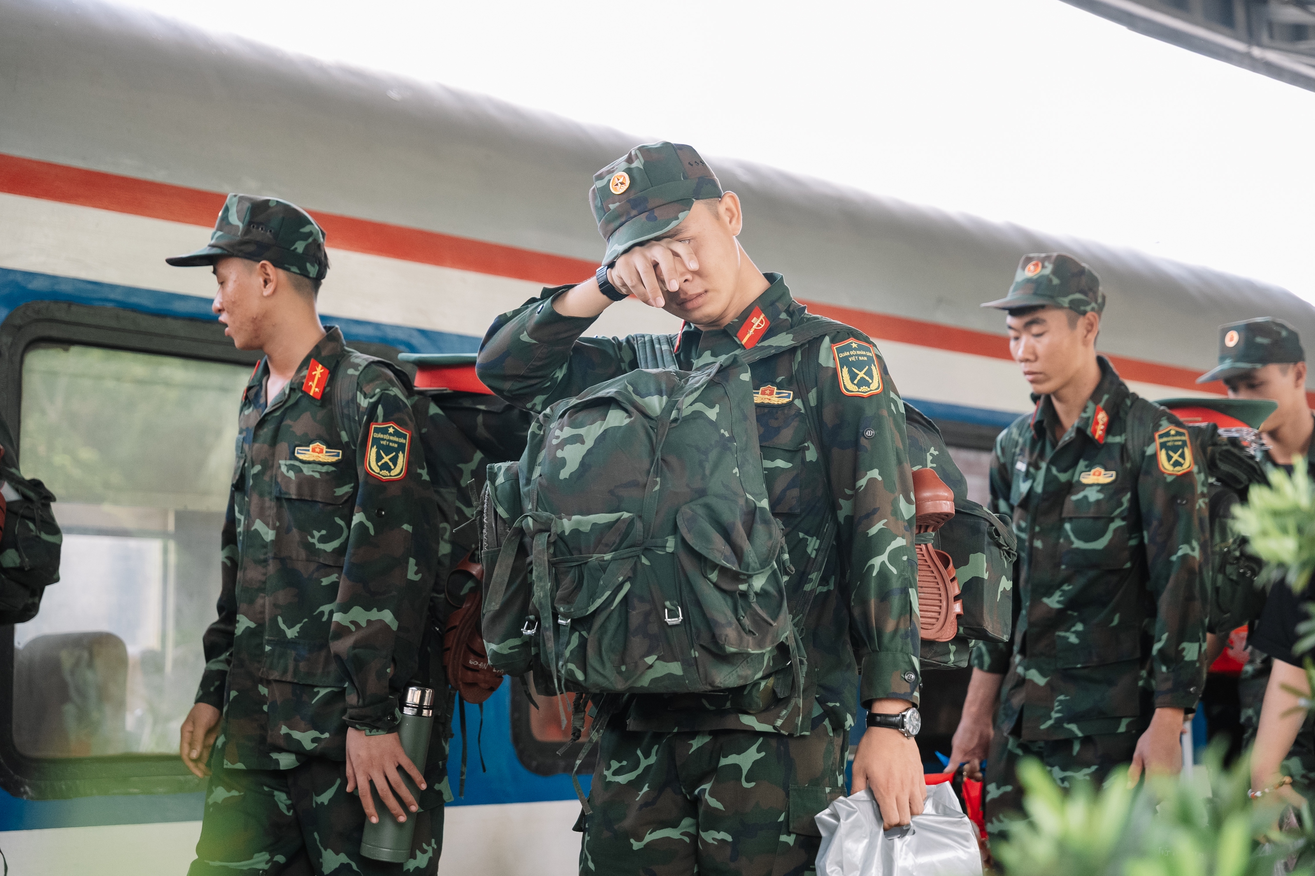Hàng ngàn bạn trẻ đón Lê Hoàng Hiệp cùng đoàn chiến sĩ trở về từ A80- Ảnh 13.
