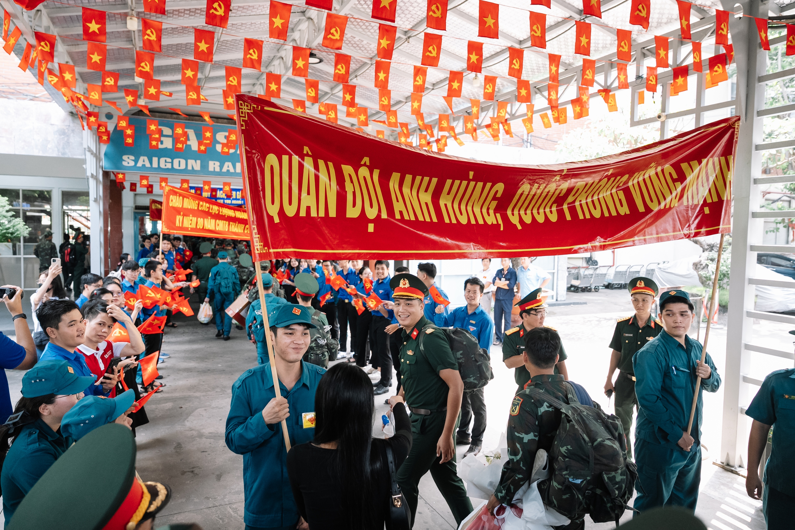 Hàng ngàn bạn trẻ đón Lê Hoàng Hiệp cùng đoàn chiến sĩ trở về từ A80- Ảnh 14.
