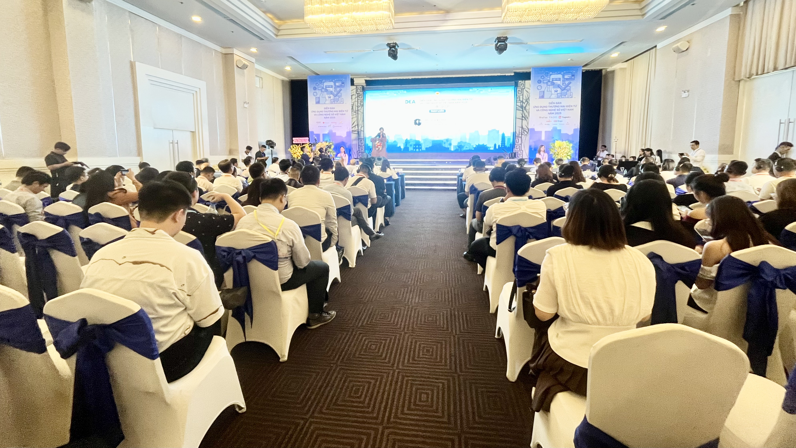 Cơ hội để Việt Nam trở thành trung tâm TMĐT xuyên biên giới - Ảnh 1.