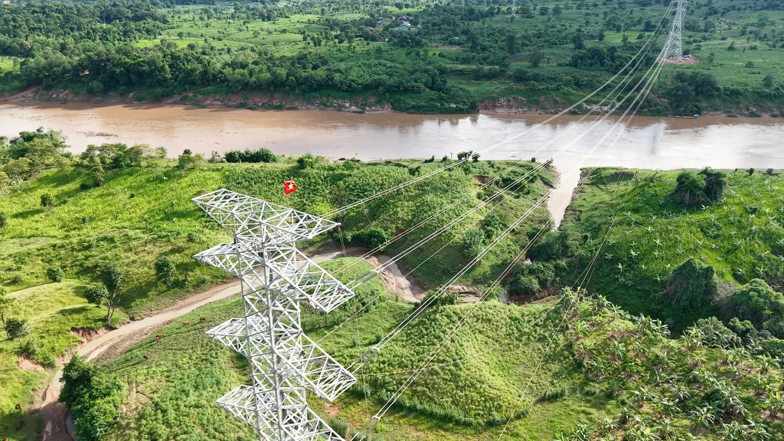 Thấy gì từ việc T&T Group của bầu Hiển thần tốc hoàn thành đường truyền tải điện từ Lào về Việt Nam? - Ảnh 2.