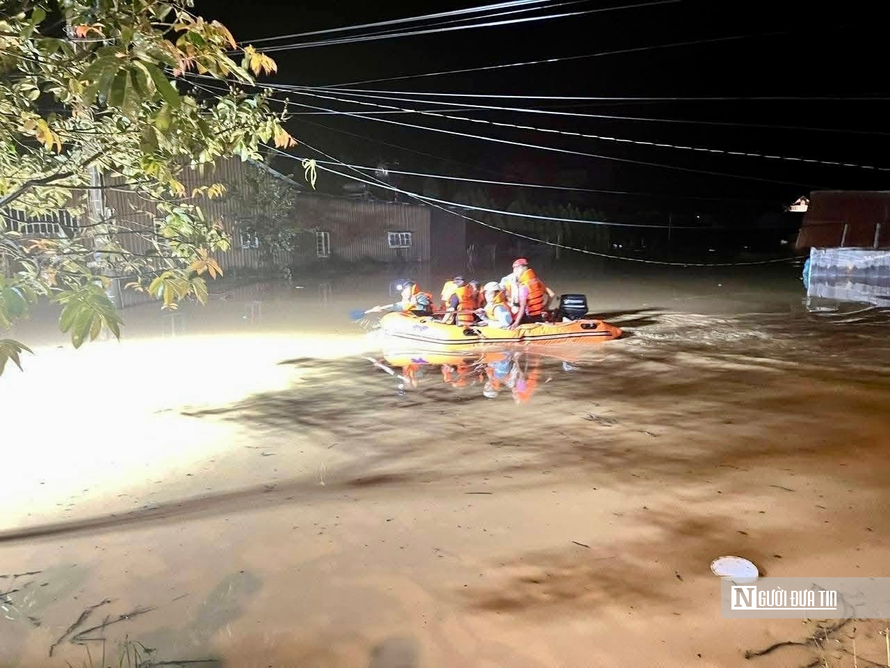 Xuyên đêm sơ tán dân khỏi vùng lũ ở Lâm Đồng- Ảnh 1.